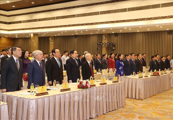Tổng Bí thư Nguyễn Phú Trọng cùng các đồng chí lãnh đạo Đảng, Nhà nước và các đại biểu thực hiện nghi lễ chào cờ. Ảnh: Trí Dũng/TTXVN