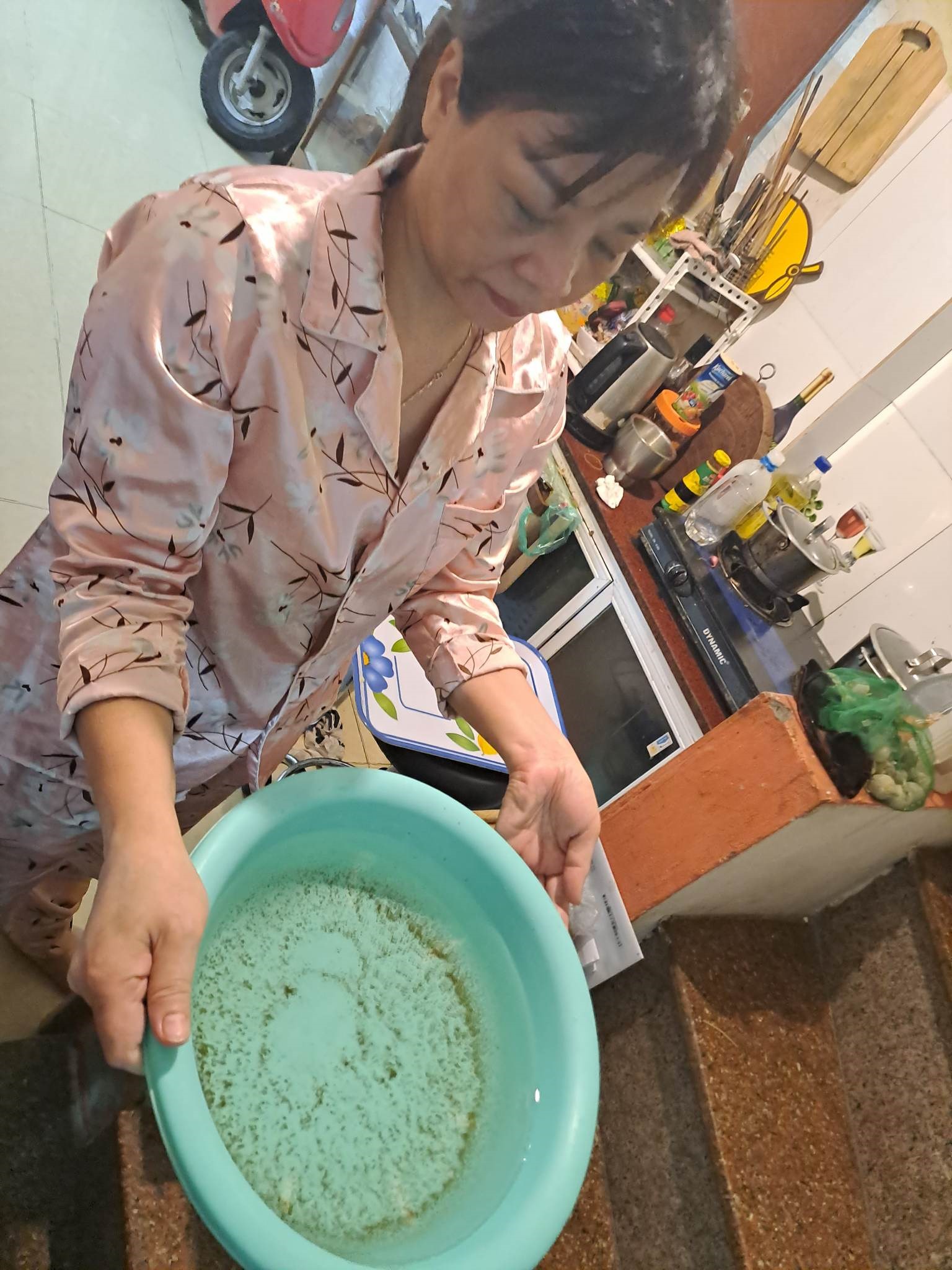Bà Nguyễn Thị Kim Lan bên chậu nước nhiễm bẩn. Ảnh: Minh Hạnh