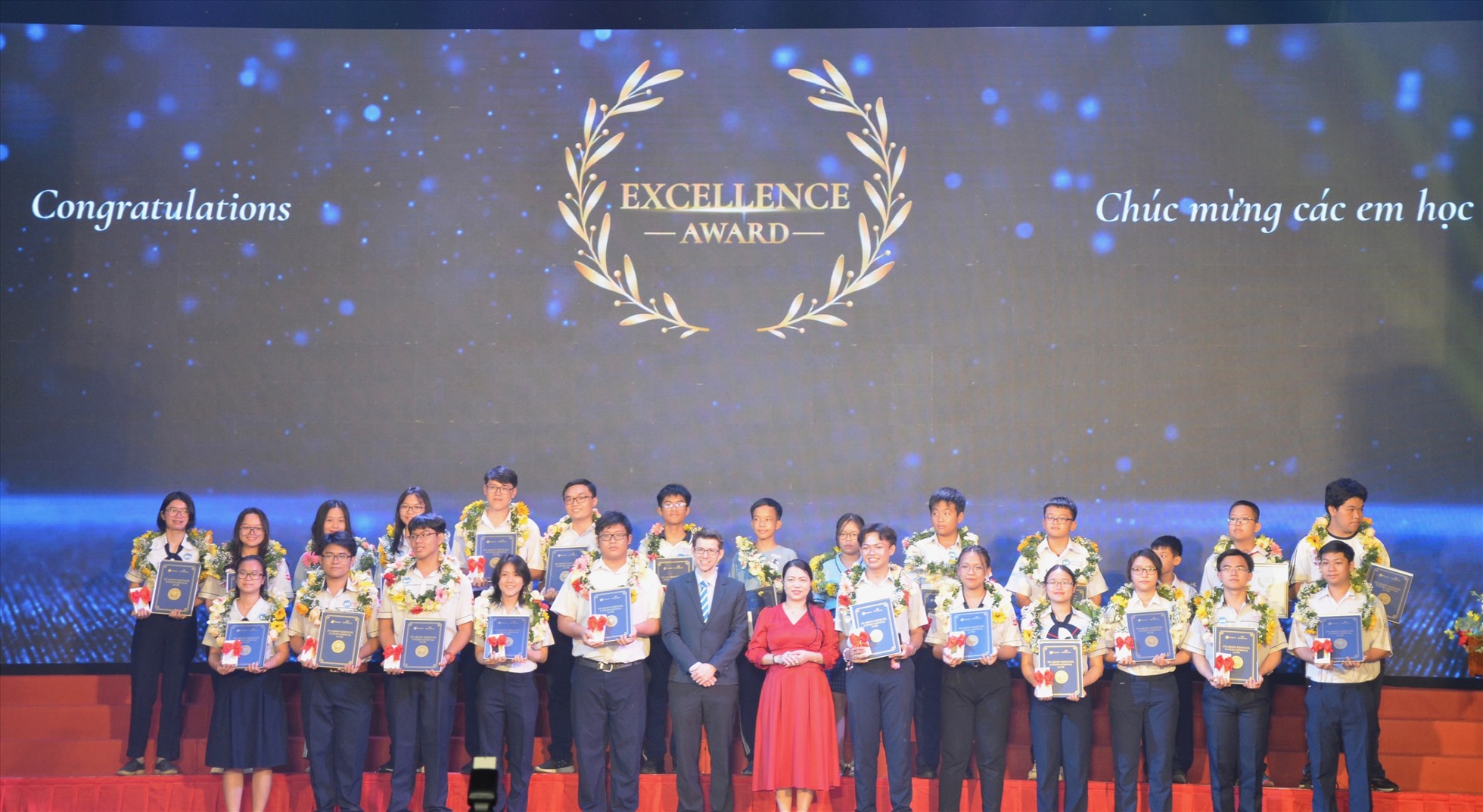 28 học sinh đạt danh hiệu Excellence Award - đạt mức điểm xuất sắc cho cả 3 môn Toán, Tiếng Anh và Khoa học. Ảnh: Huyên Nguyễn