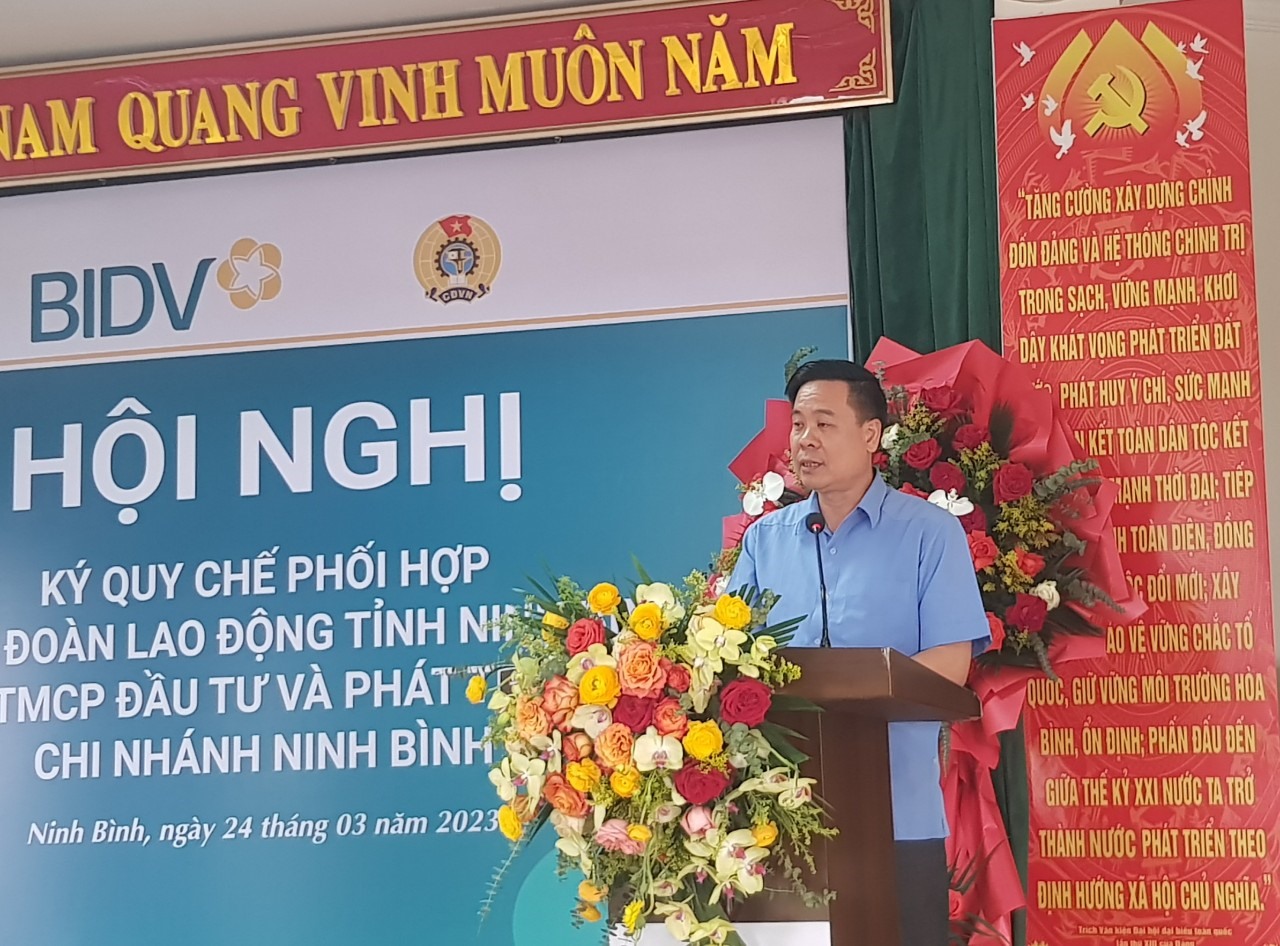 Ông Dương Đức Khanh, Chủ tịch LĐLĐ tỉnh Ninh Bình phát biểu tại buổi ký kết quy chế phối hợp với Ngân hàng BIDV Chi nhánh Ninh Bình. Ảnh: Nguyễn Trường