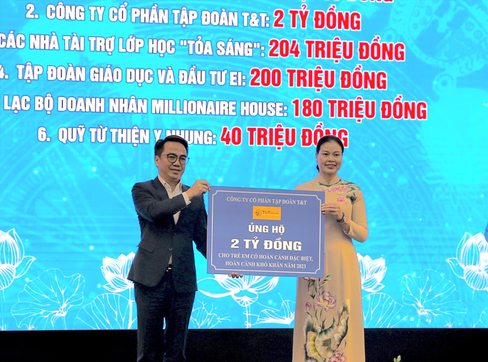 Đại diện lãnh đạo Tập đoàn T&T Group (trái) trao ủng hộ 2 tỷ đồng cho Trung tâm công tác xã hội và Quỹ bảo trợ trẻ em Hà Nội nhằm hỗ trợ trẻ em có hoàn cảnh đặc biệt, hoàn cảnh khó khăn. Ảnh: T&T Group