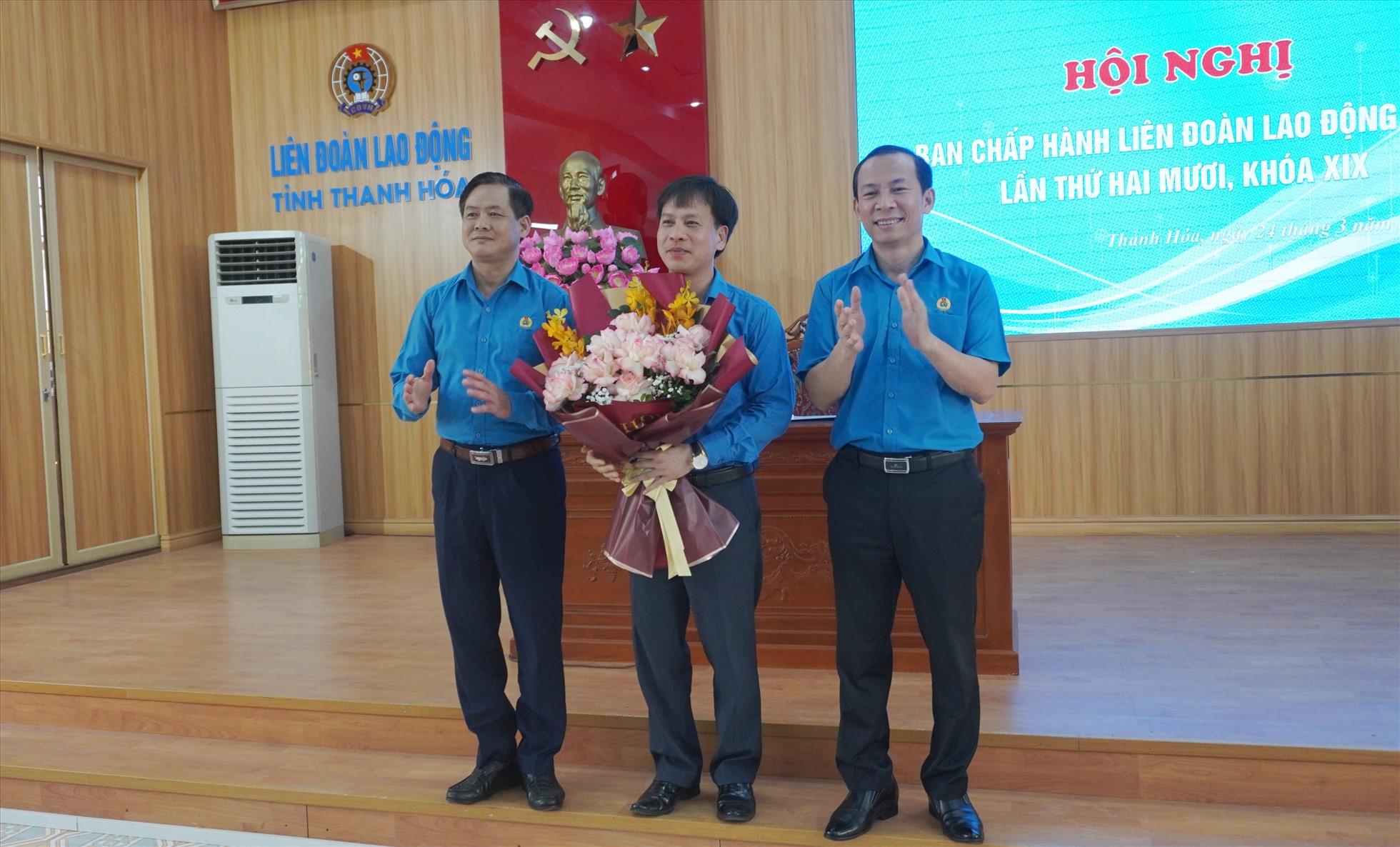 Tặng hoa chúc mừng tân Phó Chủ tịch LĐLĐ tỉnh Thanh Hóa Nguyễn Minh Cảnh. Ảnh: Quách Du