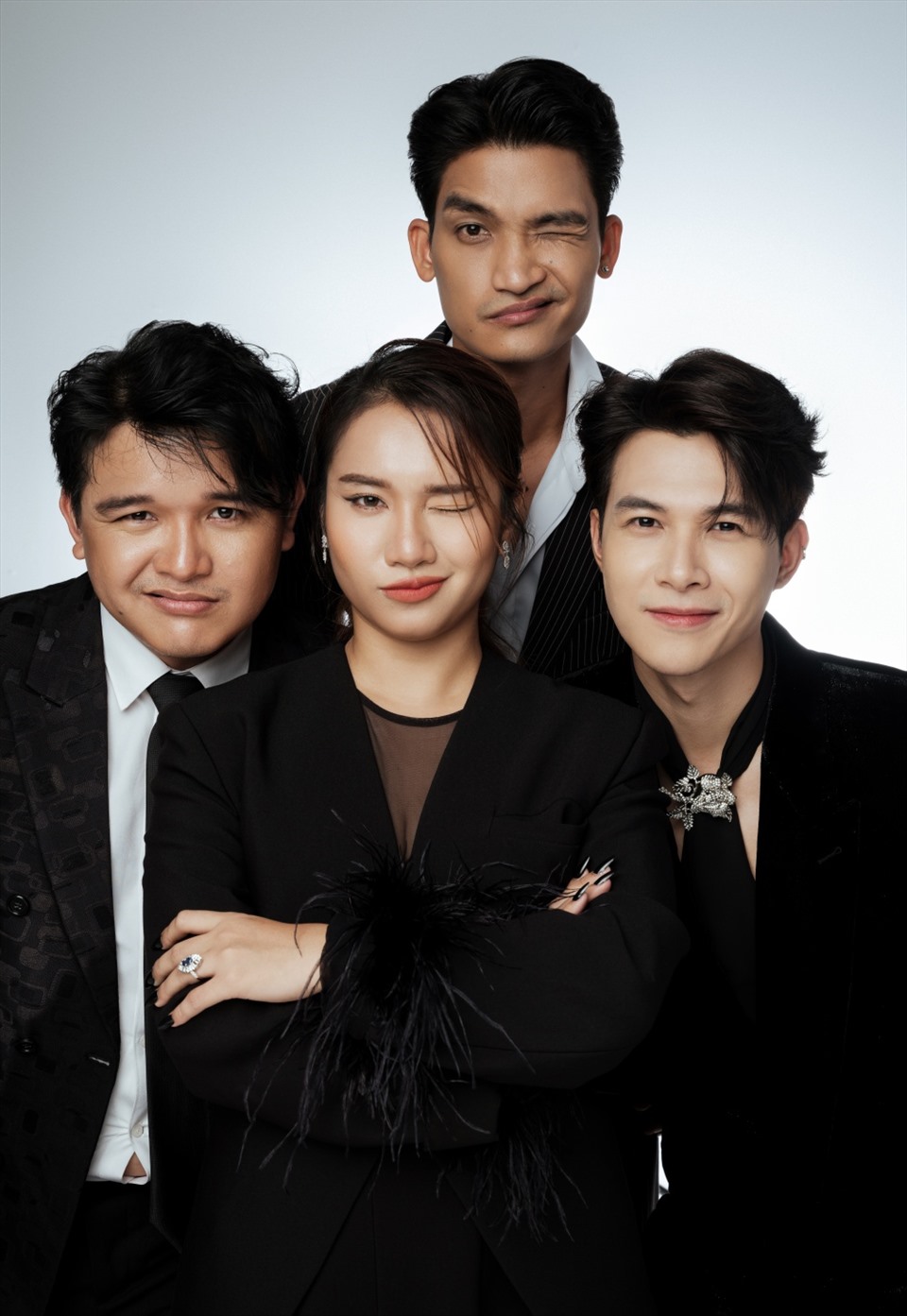 Vợ chồng đạo diễn - nhà sản xuất Võ Thanh Hòa, Mai Bảo Ngọc và hai diễn viên Anh Tú, Mạc Văn Khoa. Ảnh: Mạnh Bi