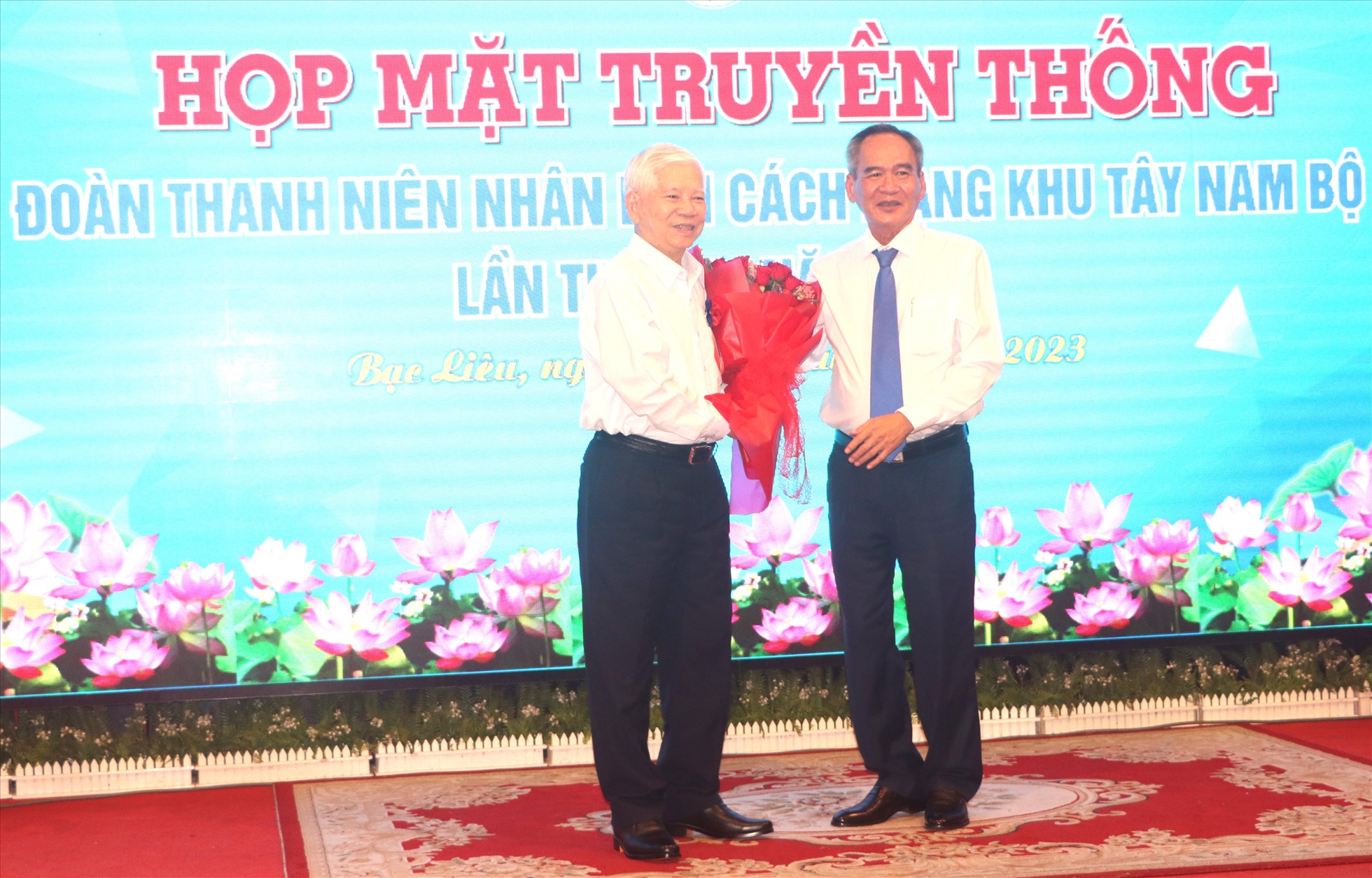 Bí thư Tỉnh ủy Bạc Liêu Lữ Văn Hùng tặng hoa nguyên Chủ tịch nước Nguyễn Minh Triết. Ảnh: Nhật Hồ