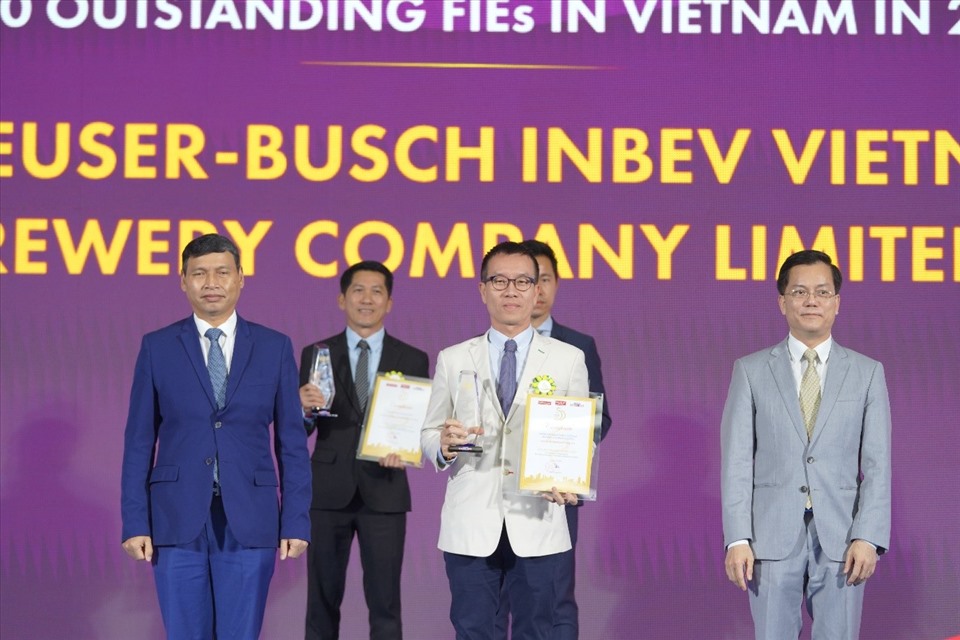 Đại diện AB InBev Việt Nam nhận giải tại Rồng Vàng 2023. Nguồn ảnh: AB inBev