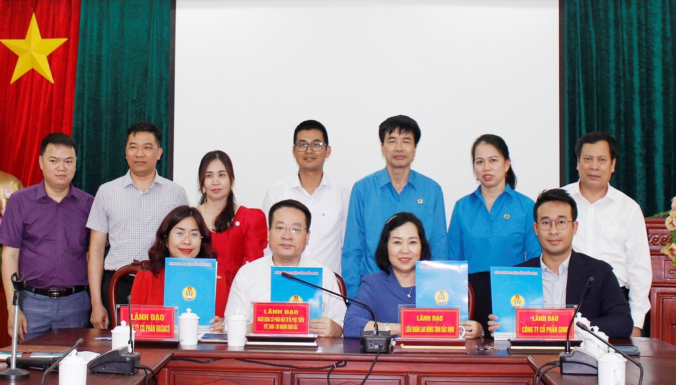Lãnh đạo Liên đoàn Lao động tỉnh Bac Ninh và các đơn vị, doanh nghiệp ký kết chương trình hợp tác. Ảnh: Nguyễn Thị Lan