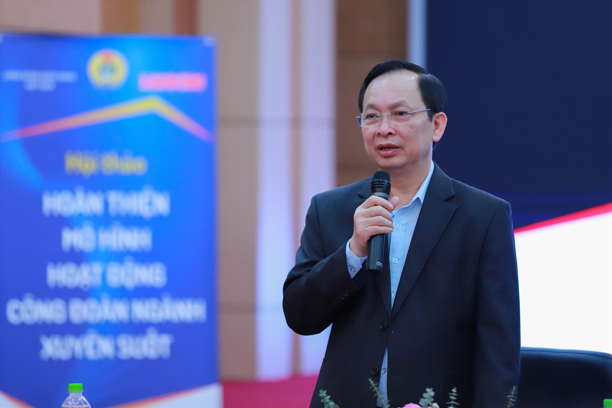 Ông Đào Minh Tú - Phó Thống đốc Thường trực Ngân hàng Nhà nước, Chủ tịch Công đoàn Ngân hàng Việt Nam phát biểu khai mạc hội thảo.