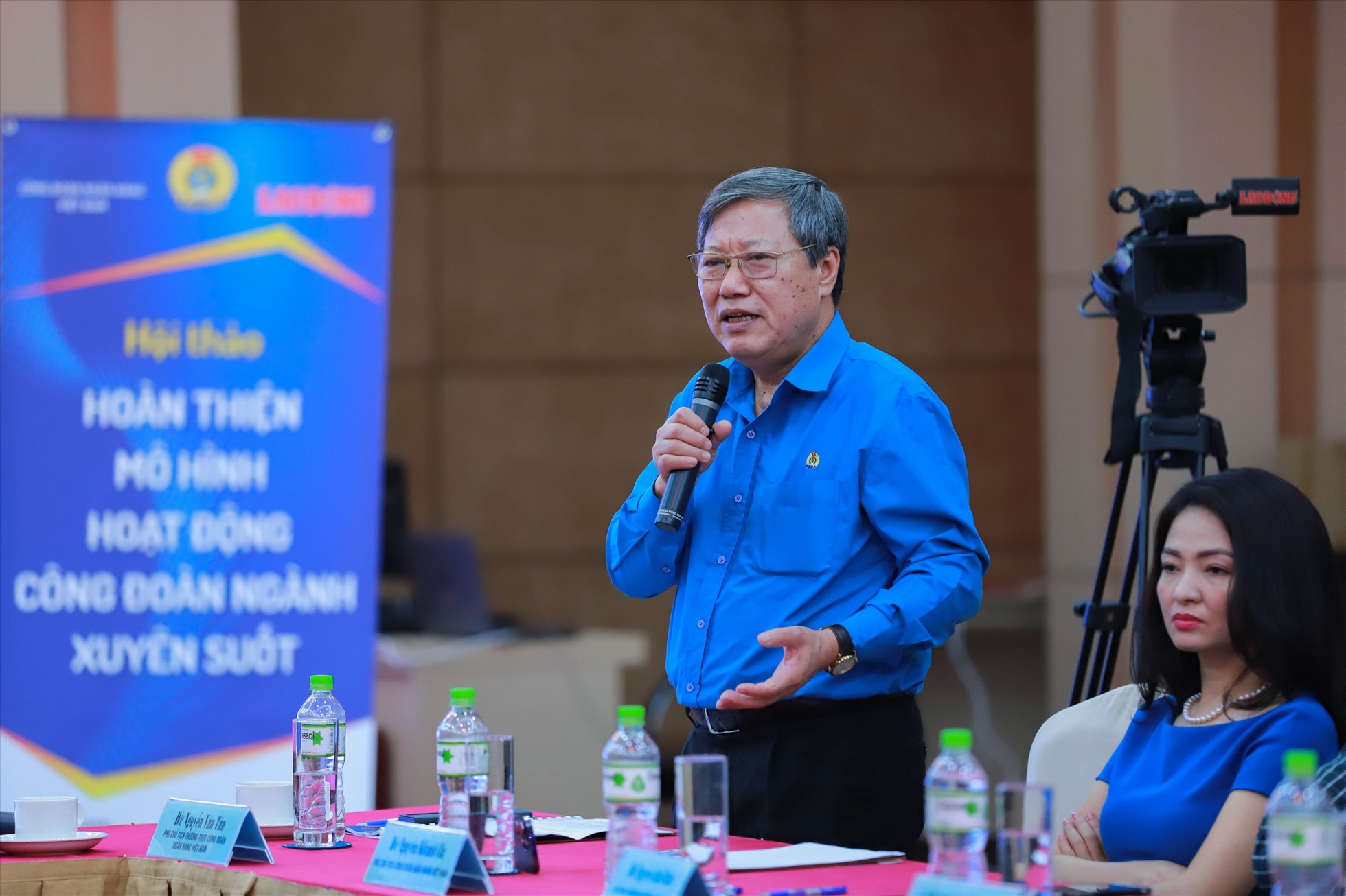 Ông Nguyễn Văn Tân - Phó Chủ tịch Thường trực Công đoàn Ngân hàng Việt Nam báo cáo “Nhìn lại hiệu quả mô hình hoạt động công đoàn ngành xuyên suốt trong ngành ngân hàng“.