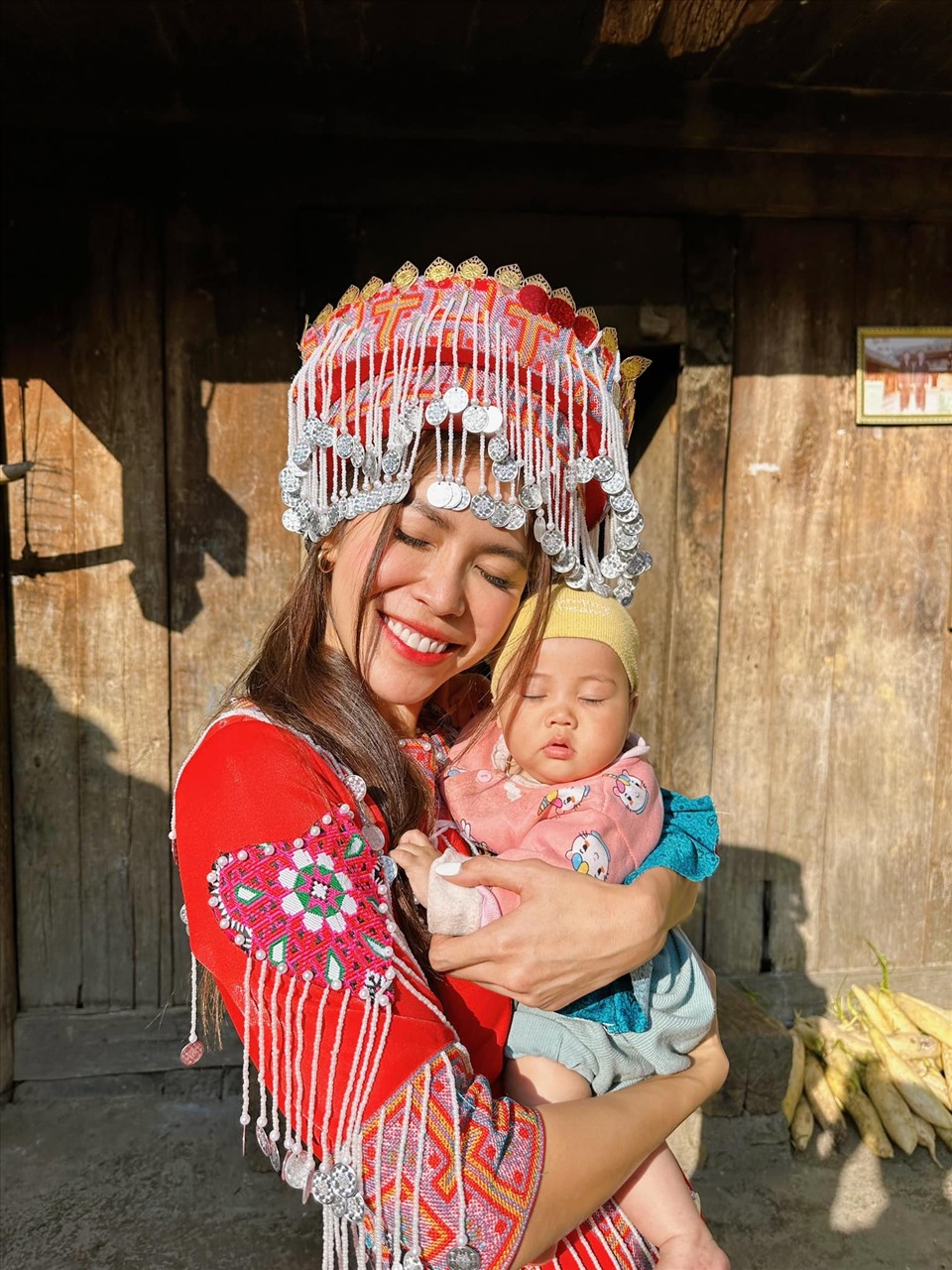 Minh Tú viết trên trang cá nhân: “Chúc bé con mau ăn chóng lớn, chúc em luôn tươi vui, học được mỉm cười, dịu dàng đối xử với thế gian, chúc em một đời bình an, hạnh phúc.”