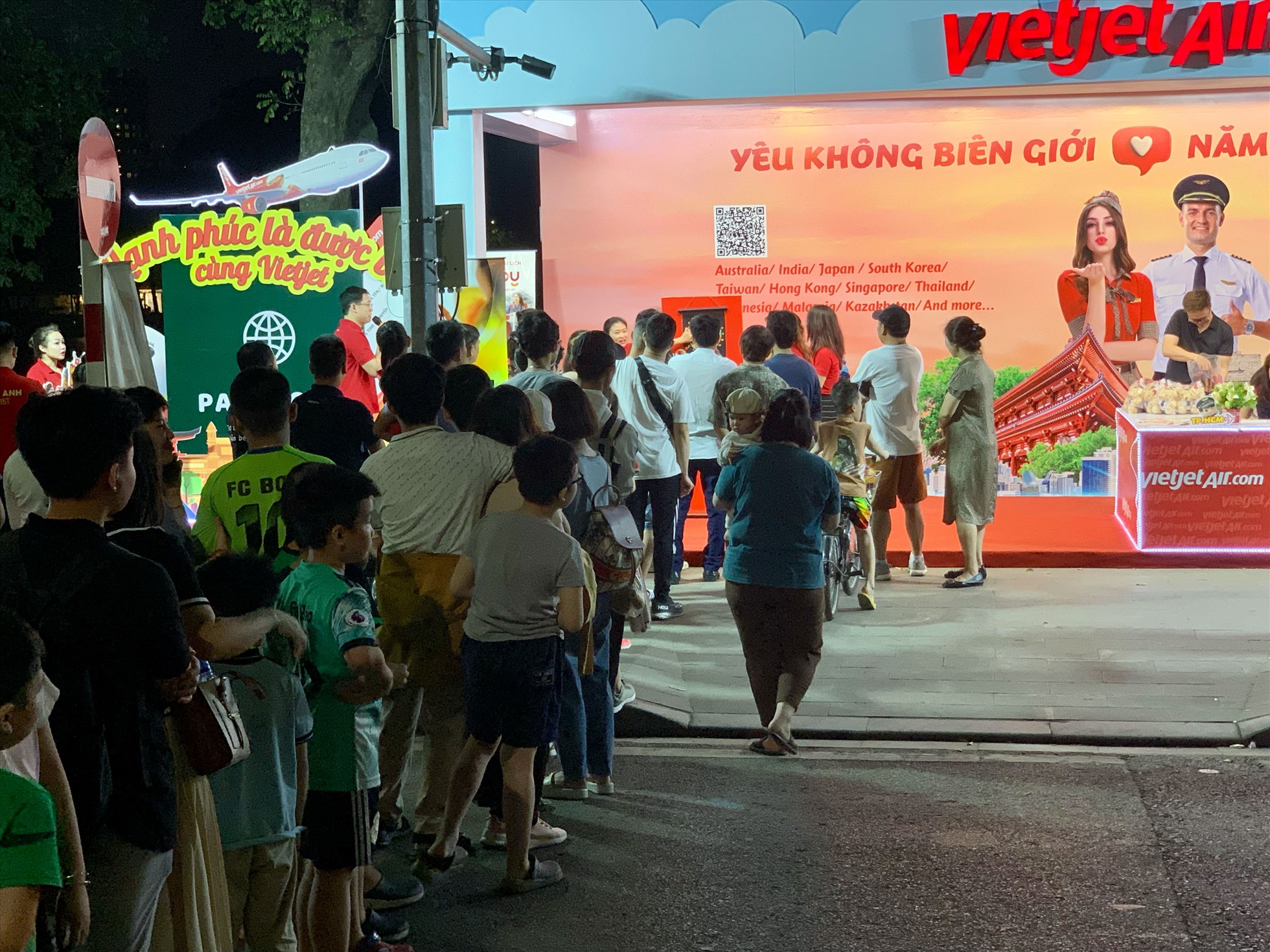 Gian hàng của Vietjet Air thu hút đông đảo du khách tham quan. Hà Nội là một trong những địa phương Vietjet đang có nhiều đường bay nhất, hãng đã mở nhiều đường bay kết nối thủ đô tới các thành phố của Nhật Bản, Thái Lan, Ấn Độ...