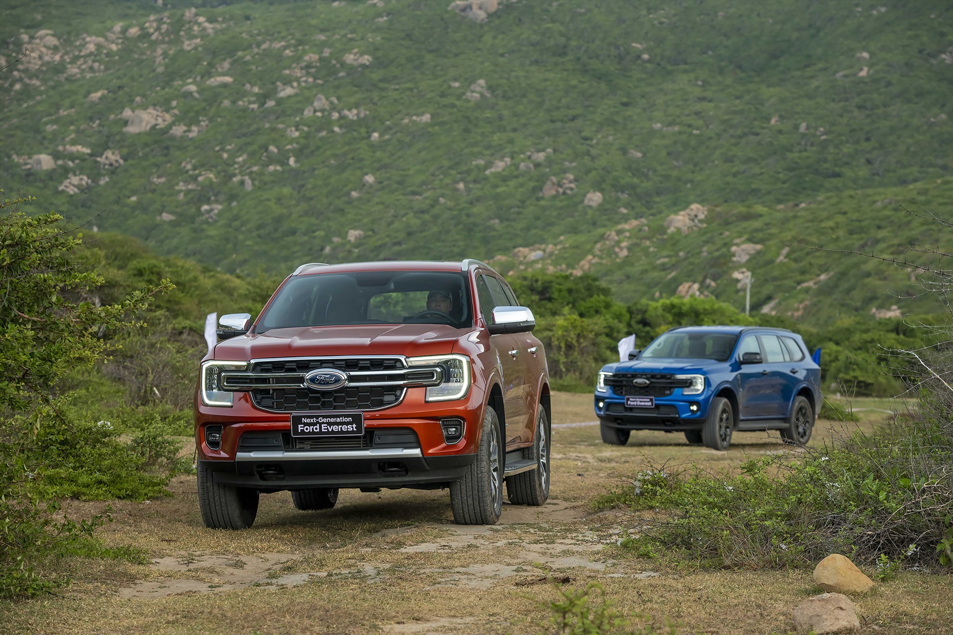 Ford Everest tiếp tục chiếm lĩnh vị trí đứng đầu phân khúc dù doanh số hồi tháng 2 vừa qua của mẫu SUV này chỉ đạt 651 chiếc, tổng 2 tháng đầu năm 2023 đã có 1.421 chiếc Ford Everest được bán ra. Con số không quá lớn nhưng cũng đủ sức giúp chiến binh của Ford giữ vững vị trí thủ lĩnh nhóm và tạo cách biệt trước đối thủ Hyundai SantaFe. Kể từ khi ra mắt thế hệ mới hồi cuối năm 2022, Ford Everest đã giữ vững vị trí top 1 phân khúc. Ảnh: Ford.