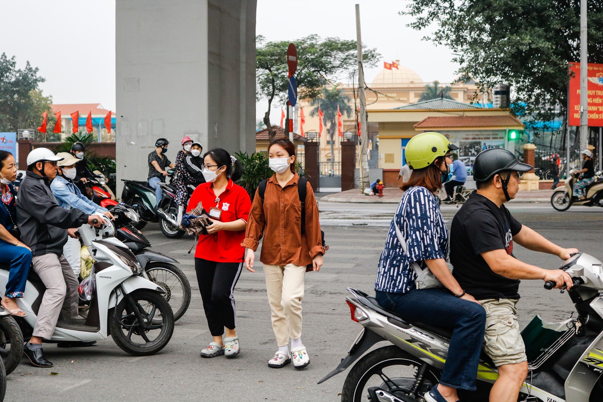Người đi bộ dễ dàng qua đường hơn khi tổ chức lại giao thông tại nút giao Trường Chinh - Tôn Thất Tùng - Lê Trọng Tấn. Ảnh: Thu Hiền