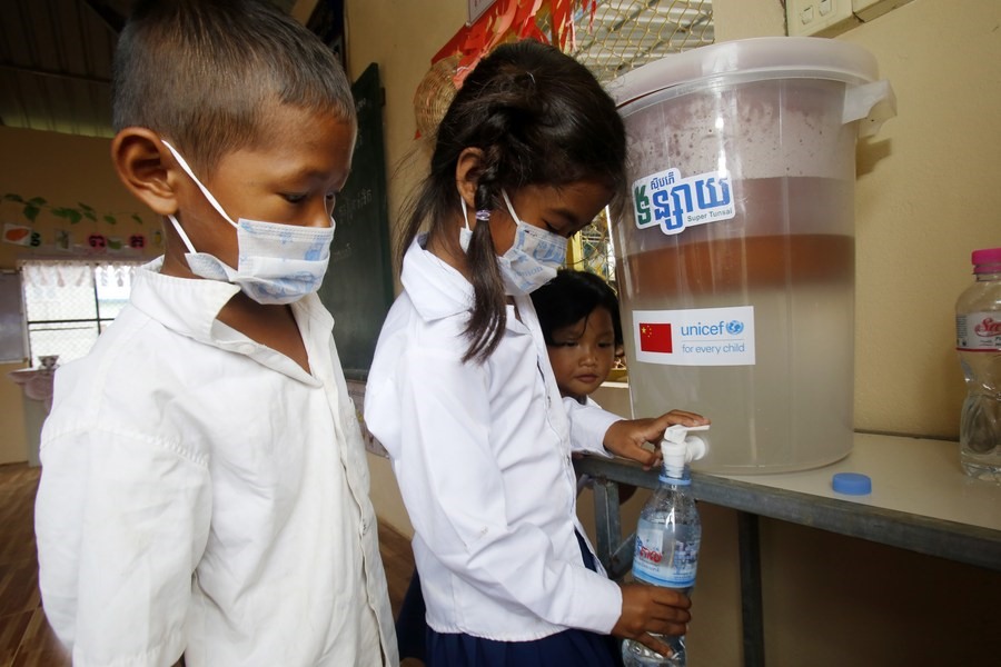 Trẻ em trường mầm non cộng đồng Trapeang Thlan Village, quận Prek Pnov, Phnom Penh, Campuchia lấy nước uống, ngày 21.10.2020. Ảnh: Xinhua