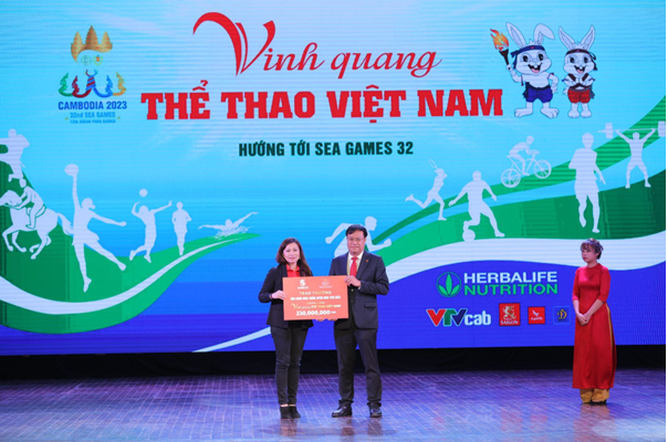 Bà Venus Teoh Kim Wei - Phó Tổng Giám Đốc SABECO trao số tiền thưởng 230 triệu đồng dành cho các VĐV và HLV tiêu biểu Việt Nam tại sự kiện Vinh Quang Thể Thao Việt Nam. Nguồn: Sabeco