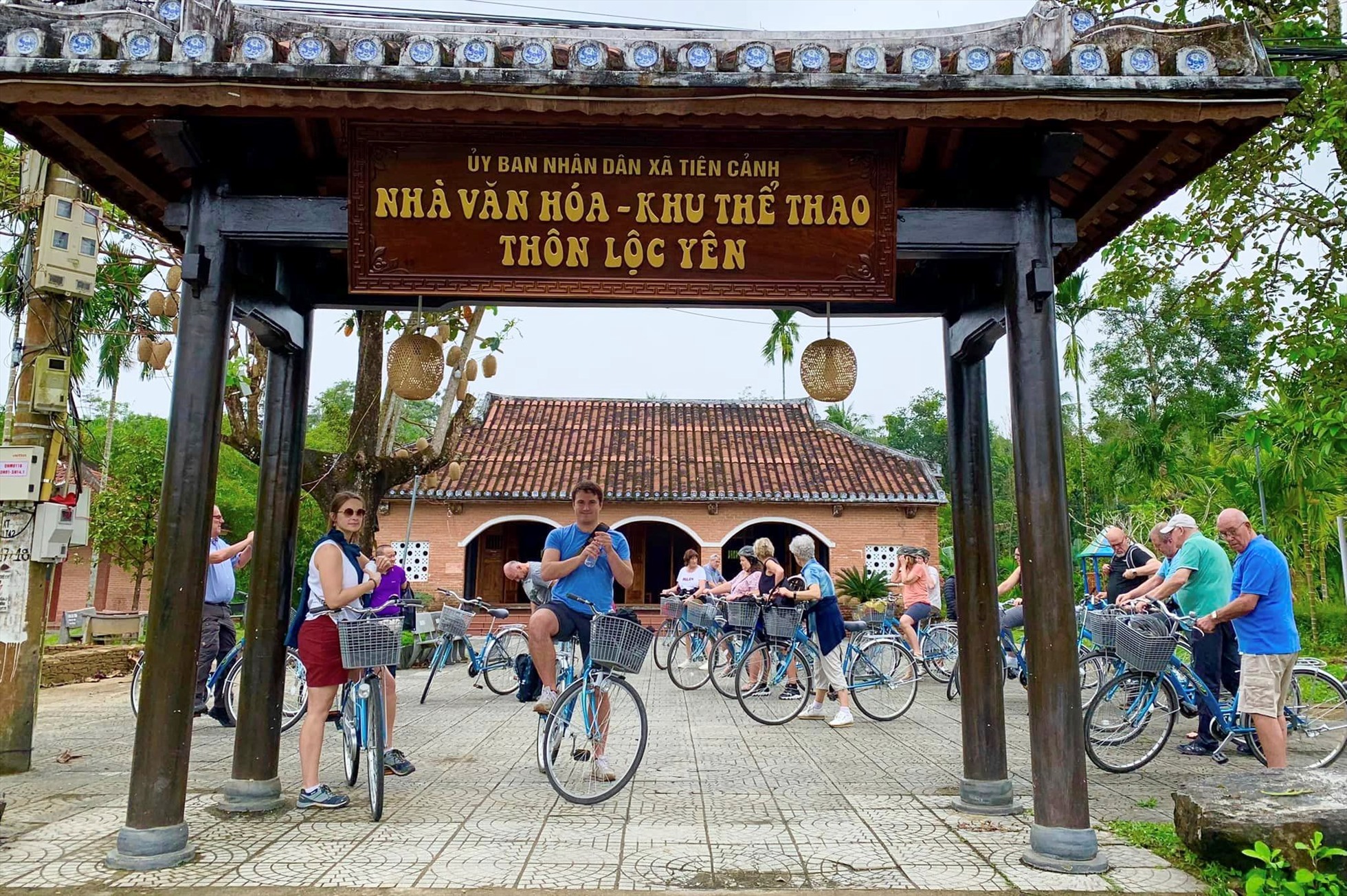 Du khách nước ngoài tham quan làng cổ Lộc Yên, Tiên Phước, Quảng Nam. Ảnh Hoàng Bin.