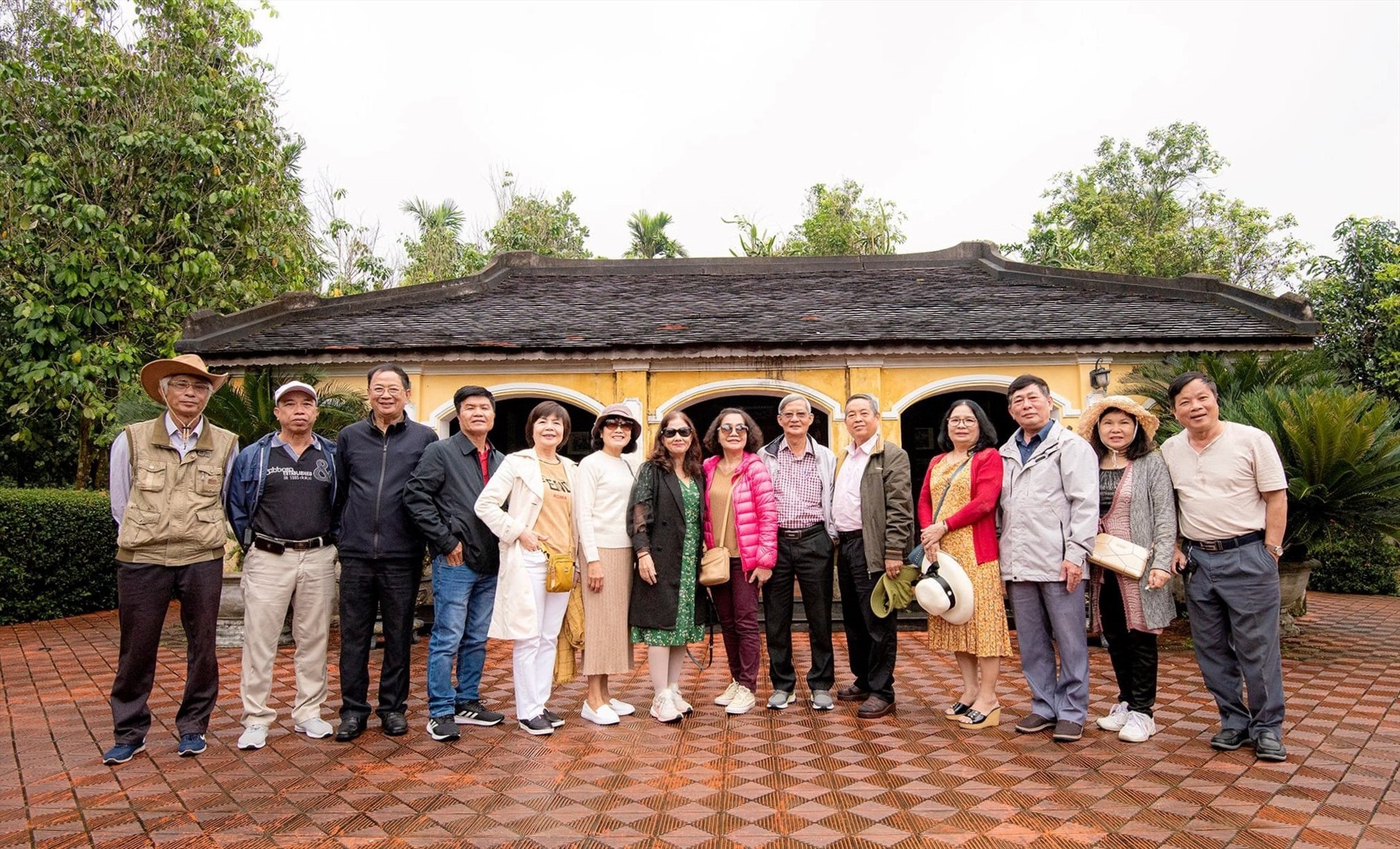 Du khách tham quan, chụp ảnh tại Nhà lưu niệm cụ Huỳnh Thúc Kháng. Ảnh Hoàng Bin.
