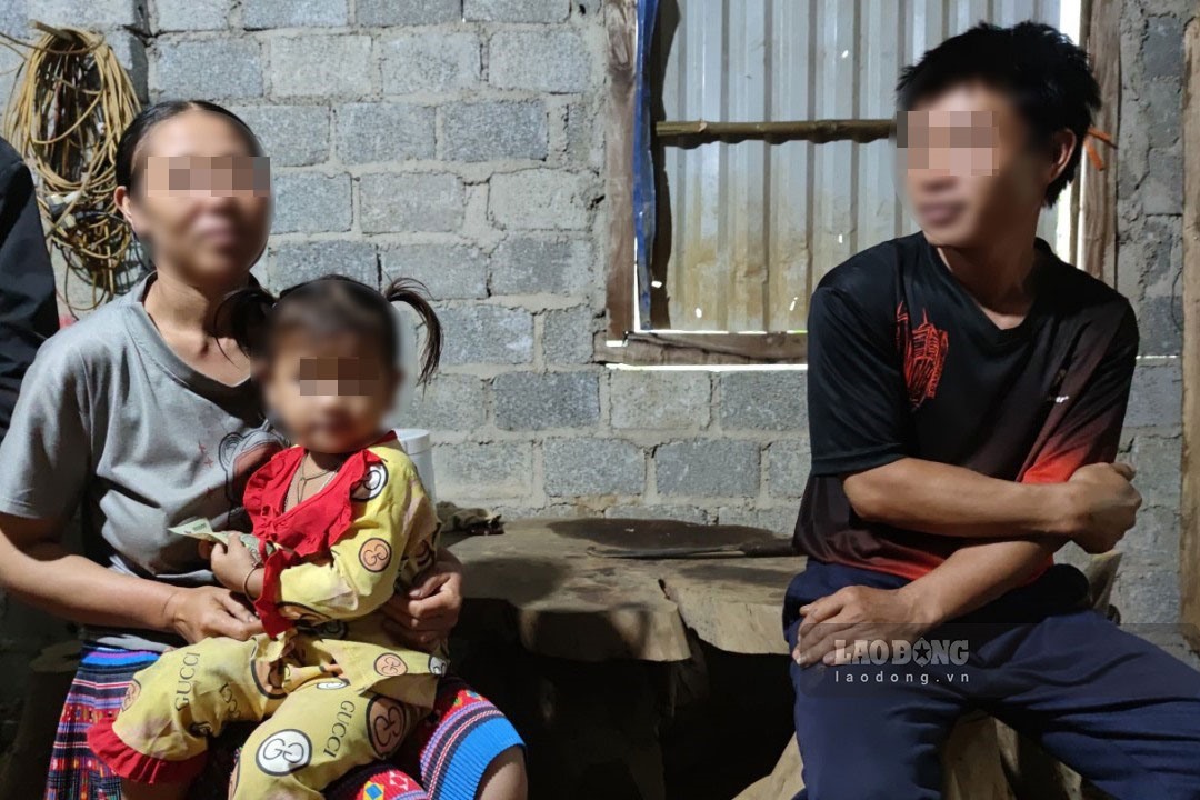 Vợ chồng A .S là người dân tộc Mông lên chức ông bà nội trẻ nhất bản Pà Cò.