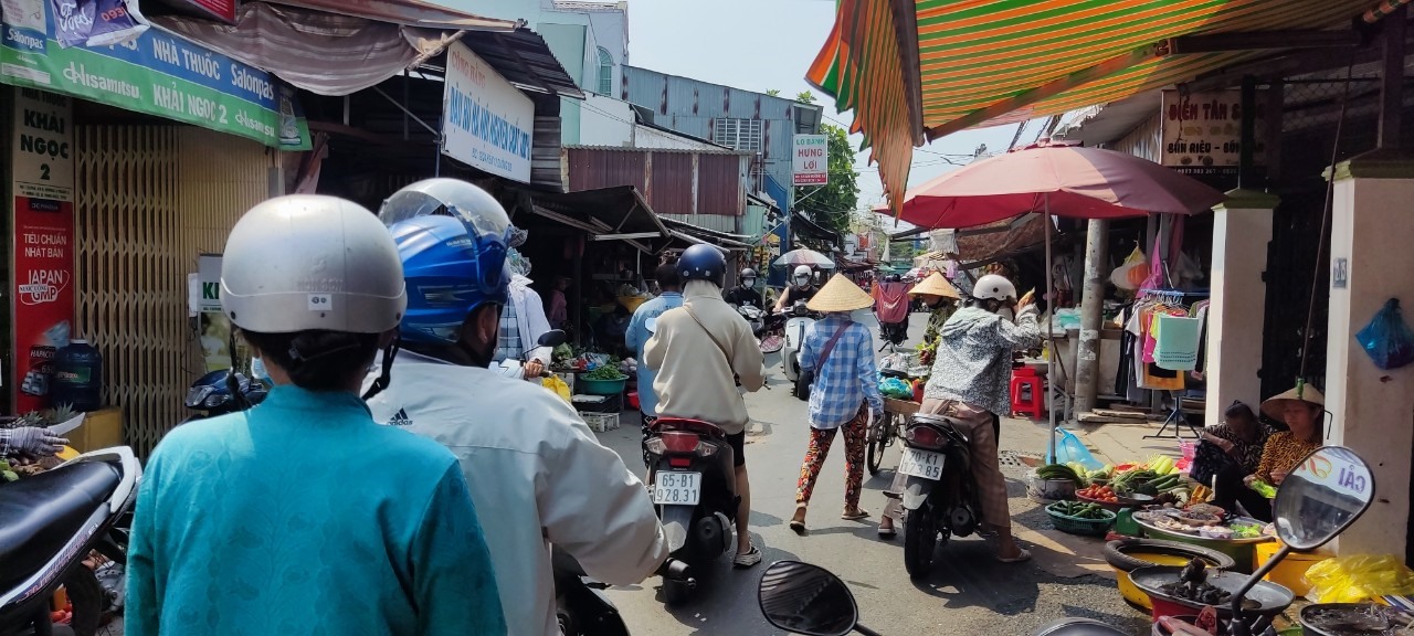 Chị Nguyễn Hồng Thơ – chia sẻ, để tránh phải chờ đợi nên chị đi tranh thủ đi sớm khám bệnh ở Bệnh viện Da liễu Cần Thơ. Nhưng chưa vào khám thì chị đã phải chờ vì dòng người quá đông tập trung buôn bán trước cổng bệnh viện.