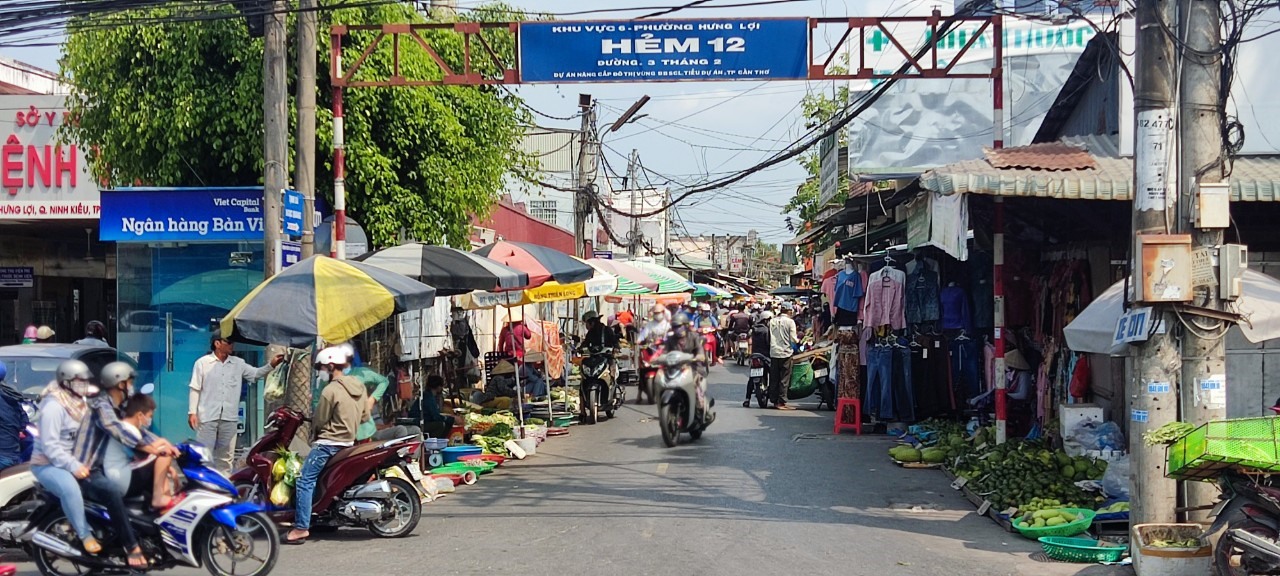 Tại Bệnh viện Da liễu Cần Thơ, hằng ngày, cứ mỗi buổi sáng sớm, tiểu thương bắt đầu bày bán nhiều loại thực phẩm từ sống đến chín trước cổng bệnh viện gây cản trở việc thăm, khám của bệnh nhân vào khung giờ cao điểm.