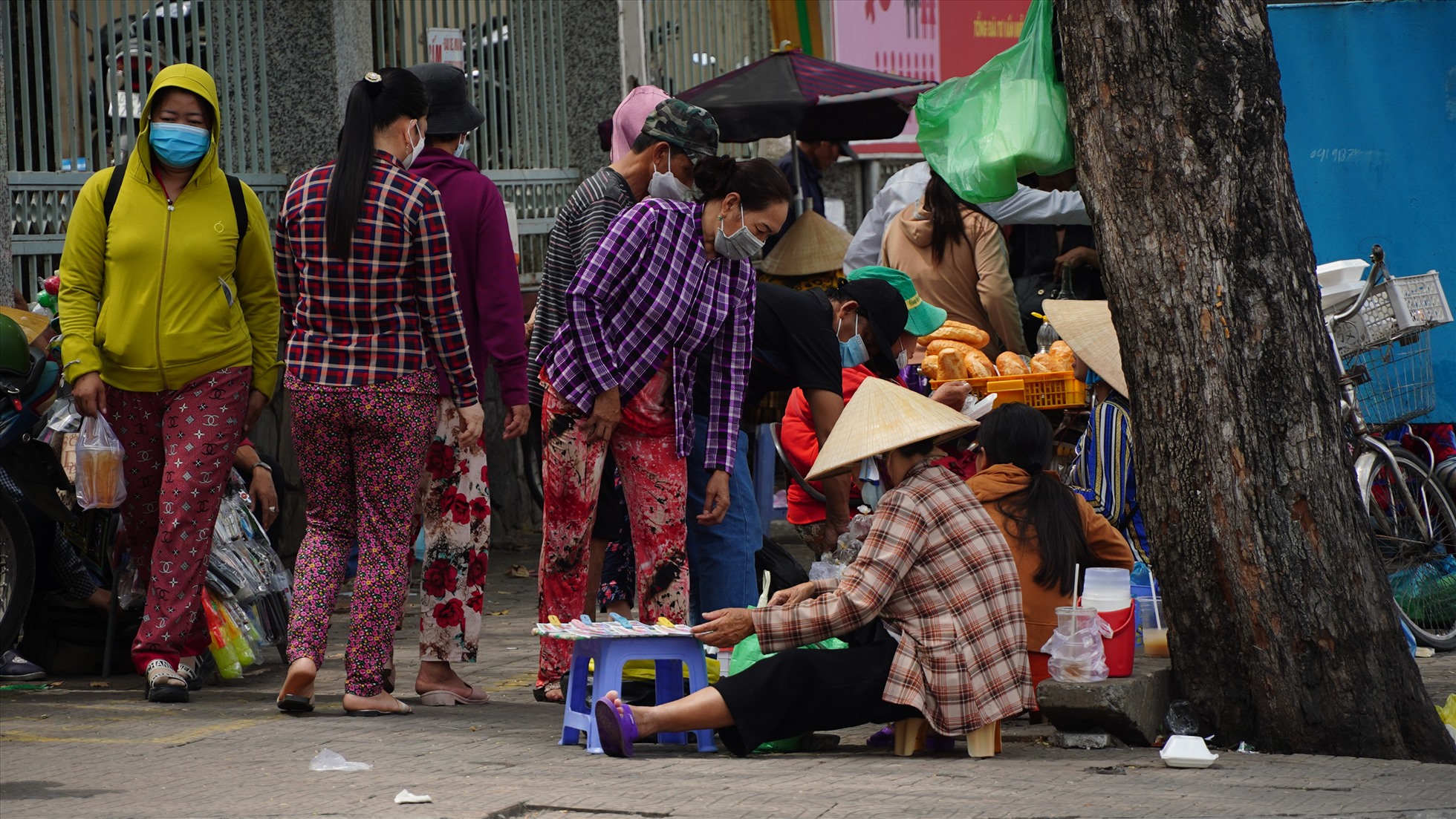 Một người phụ nữ bán bánh mì heo quay trước cổng bệnh viện cho biết, bà bán hàng hơn 30 năm xung quanh bệnh viện, mỗi ngày bán khoảng 120 ổ. “Tôi bán từ 5h sáng đến 11h trưa. Hôm nào chưa bán hết thì gắng bán đến đầu giờ chiều rồi nghỉ. Mặc dù bên phường, công an cũng thường xuyên ra quân nhắc nhở, tuyên truyền thậm chí còn đuổi nhưng vì miếng cơm manh áo nên gắng chịu”, người bán bánh mì nói.