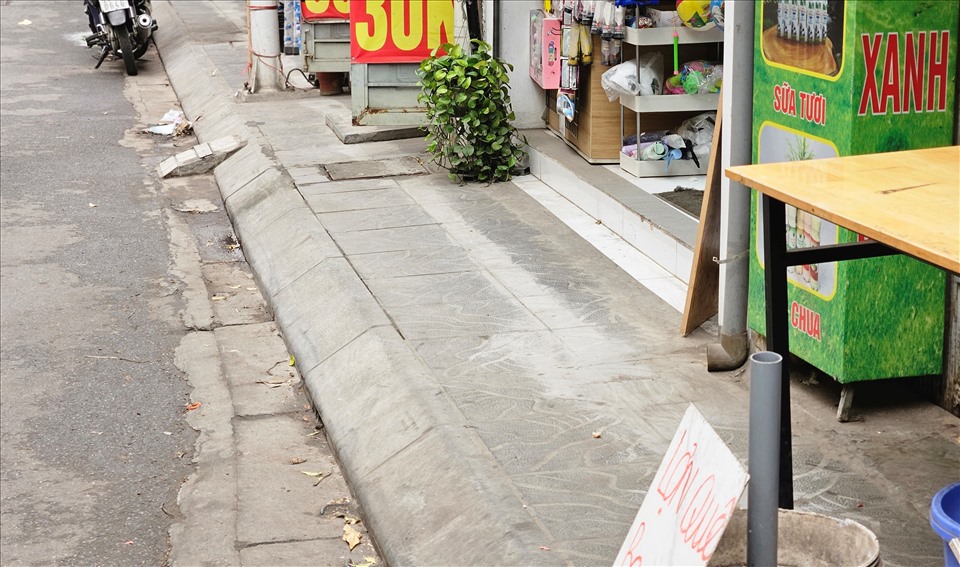 Trên con phố Nguyễn Quý Đức, nhiều đoạn vỉa hè rộng chưa đầy 3 mét cũng được kẻ vạch sơn phân chia. Điều này khiến phần đường dành cho người đi bộ chật hẹp, có khi chỉ rộng bằng 1 gang tay.