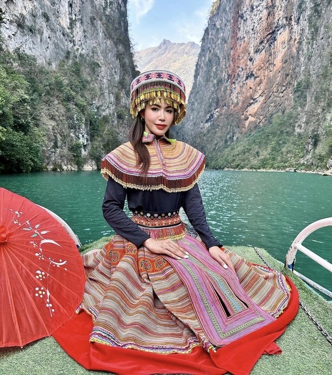Minh Tú diện trang phục dân tộc H'mông chụp ảnh trên sông Nho Quế. Ảnh: Facebook Minh Tú