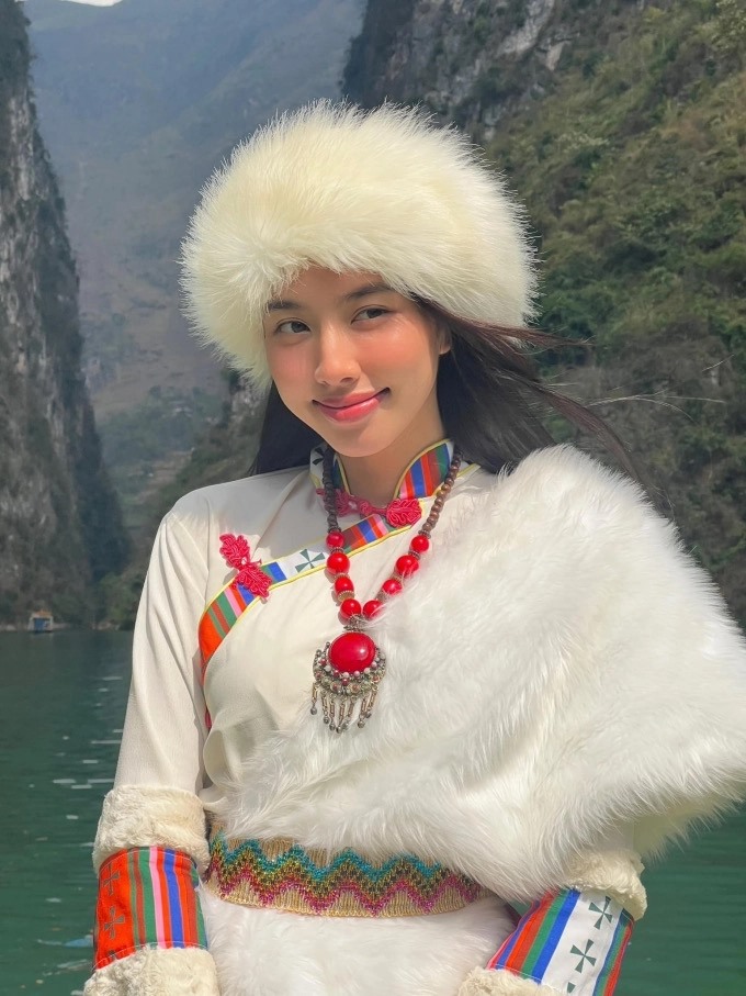 Thùy Tiên mặc trang phục Mông Cổ chụp ảnh trên sông Nho Quế. Ảnh: Facebook Thùy Tiên