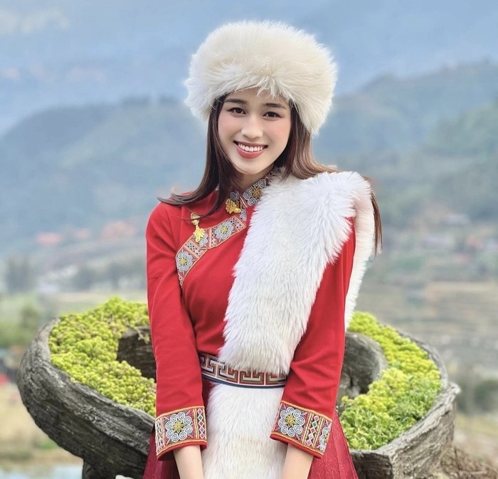Hoa hậu Đỗ Thị Hà mặc đồ hơi hướm Mông Cổ chụp ảnh ở Sa Pa. Ảnh: Facebook Đỗ Thị Hà