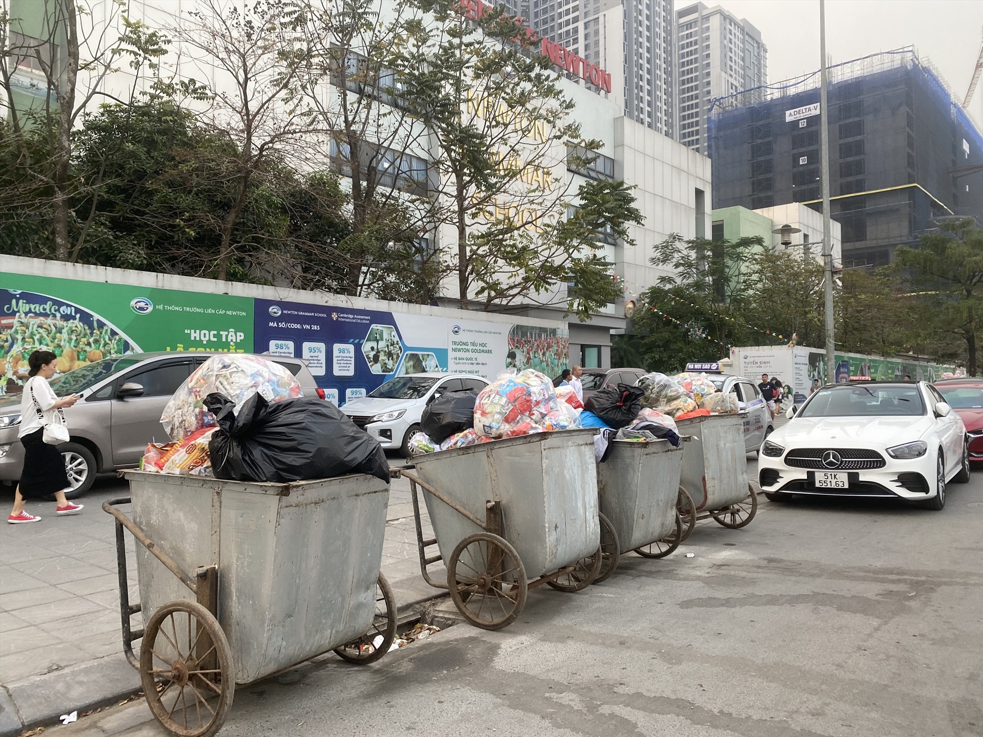Xe chở rác chứa đầy những rác thải sinh hoạt, không được che đậy lộ liễu nằm bên vệ đường trong khu đô thị Goldmark city (quận Bắc Từ Liêm). Ảnh: Phương Trang