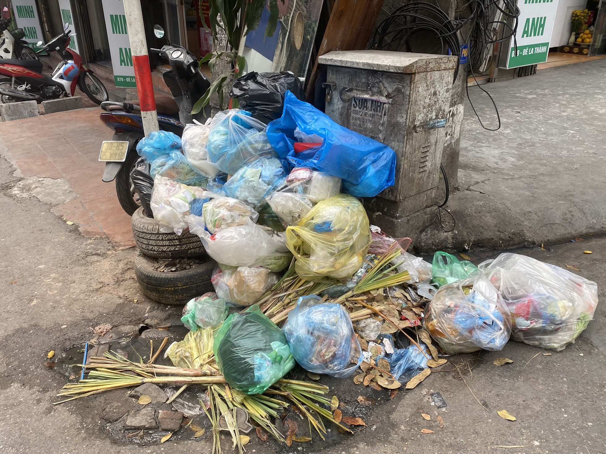 Lối vào Bệnh viện Nhi Trung ương (đường La Thành, quận Đống Đa) rác thải chất thành “núi”. Ảnh: Phương Trang