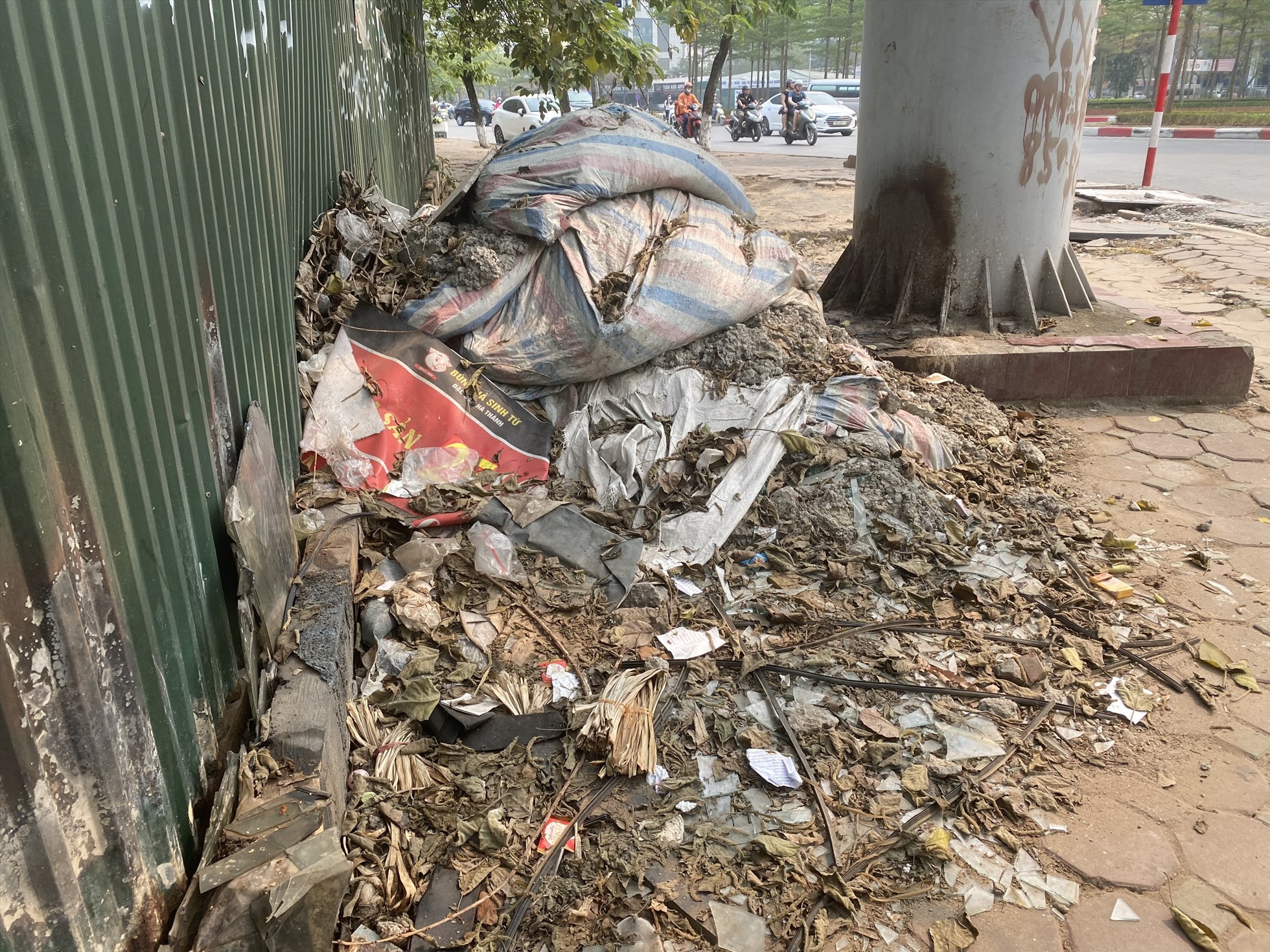 Đá vụn công trình, rác thải bẩn đắp đống ở đường Trần Thái Tông (quận Cầu Giấy). Ảnh: Phương Trang