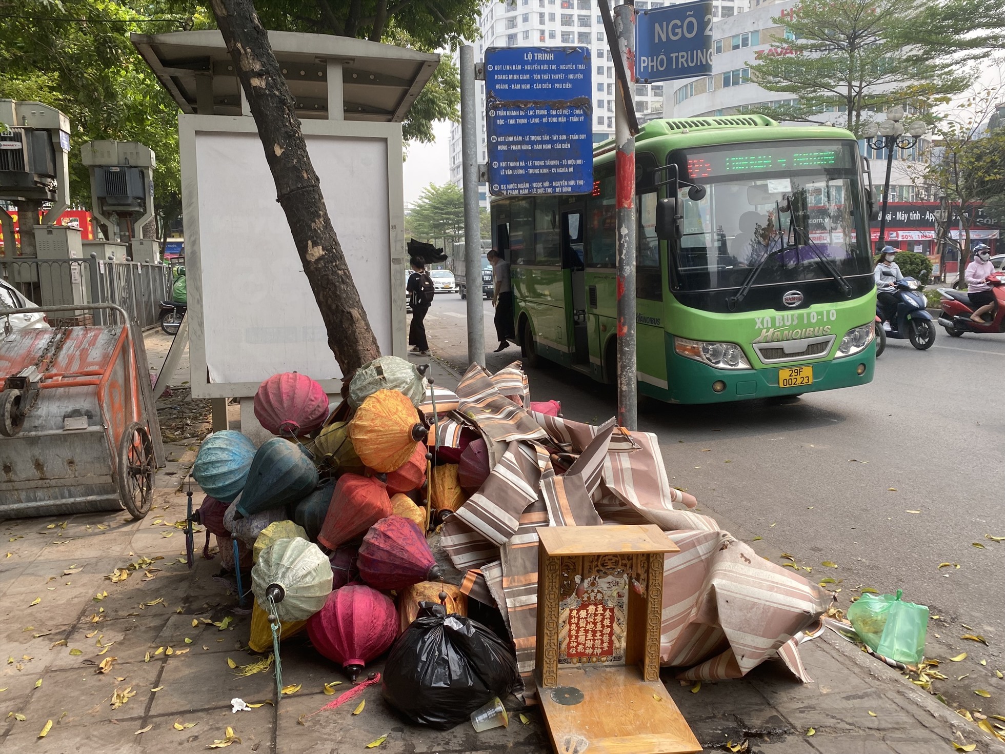 Đồ trang trí bị bỏ đi bỗng nhiên “mọc” lên ngay tại điểm chờ xe buýt phố Trung Kính (quận Cầu Giấy). Ảnh: Phương Trang