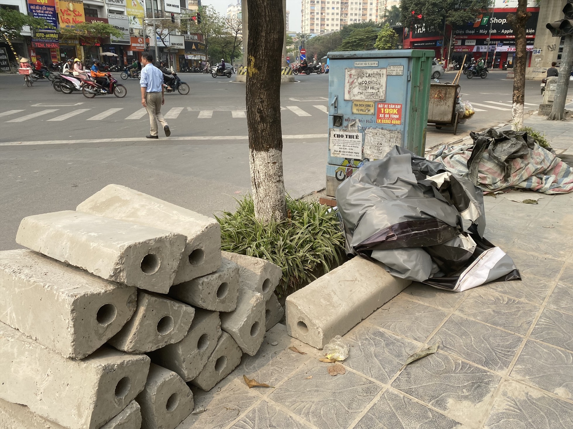 Trên đường Trần Thái Tông (quận Cầu Giấy), phế phẩm, vật liệu xây dựng nằm ngổn ngang trên vỉa hè. Ảnh: Phương Trang