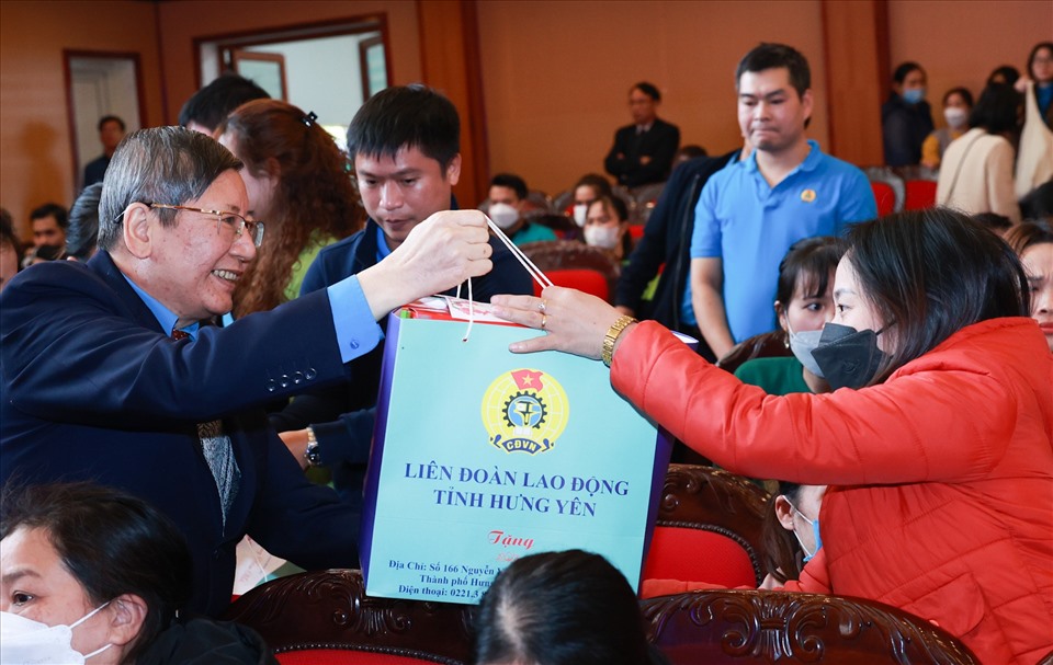 Lãnh đạo Tổng LĐLĐVN tặng quà cho người lao động nhân dịp Tết Nguyên đán Quý Mão 2023. Ảnh: Hải Nguyễn