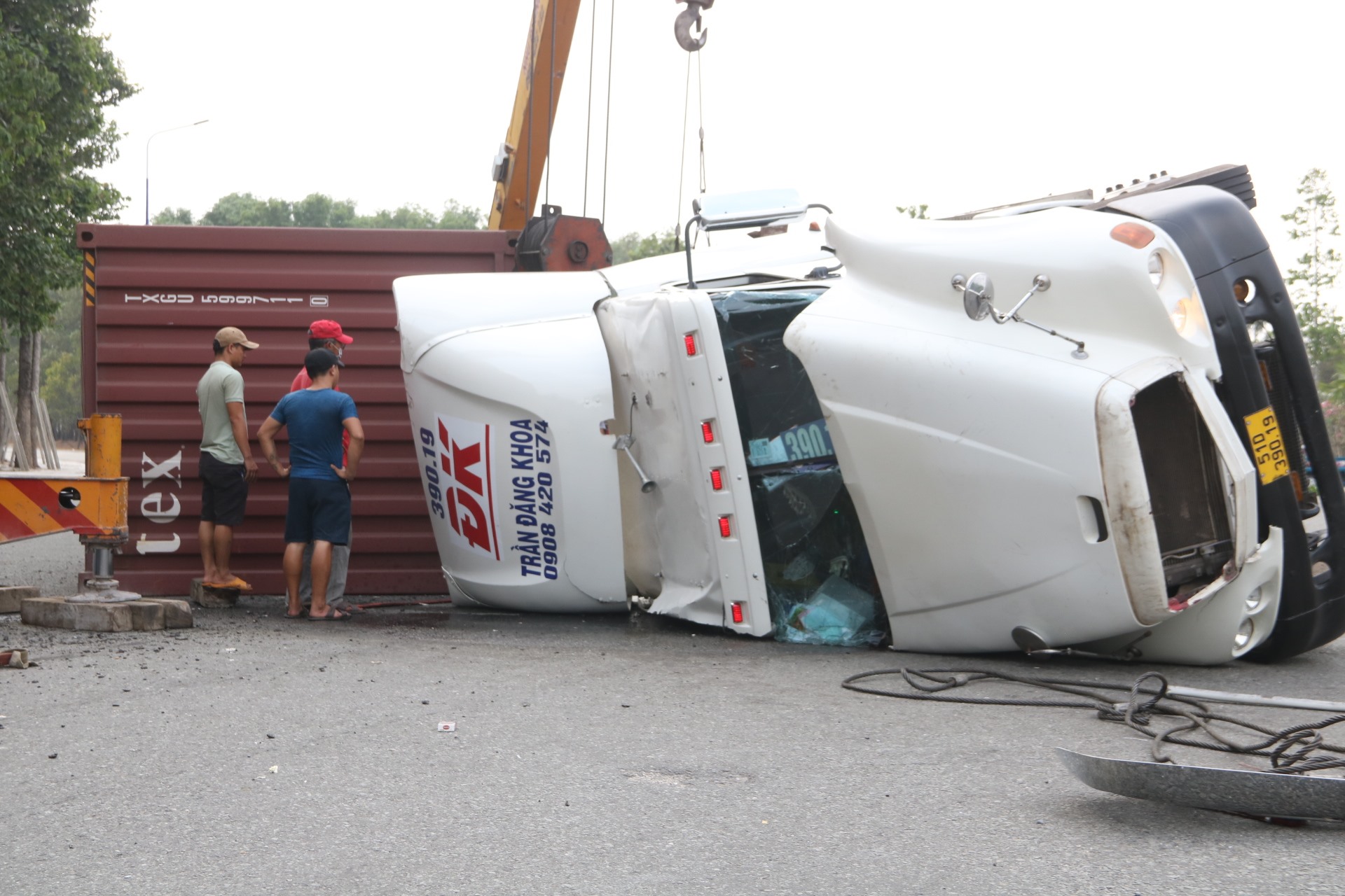 Vụ tai nạn khiến đầu xe container bị hư hỏng nặng.