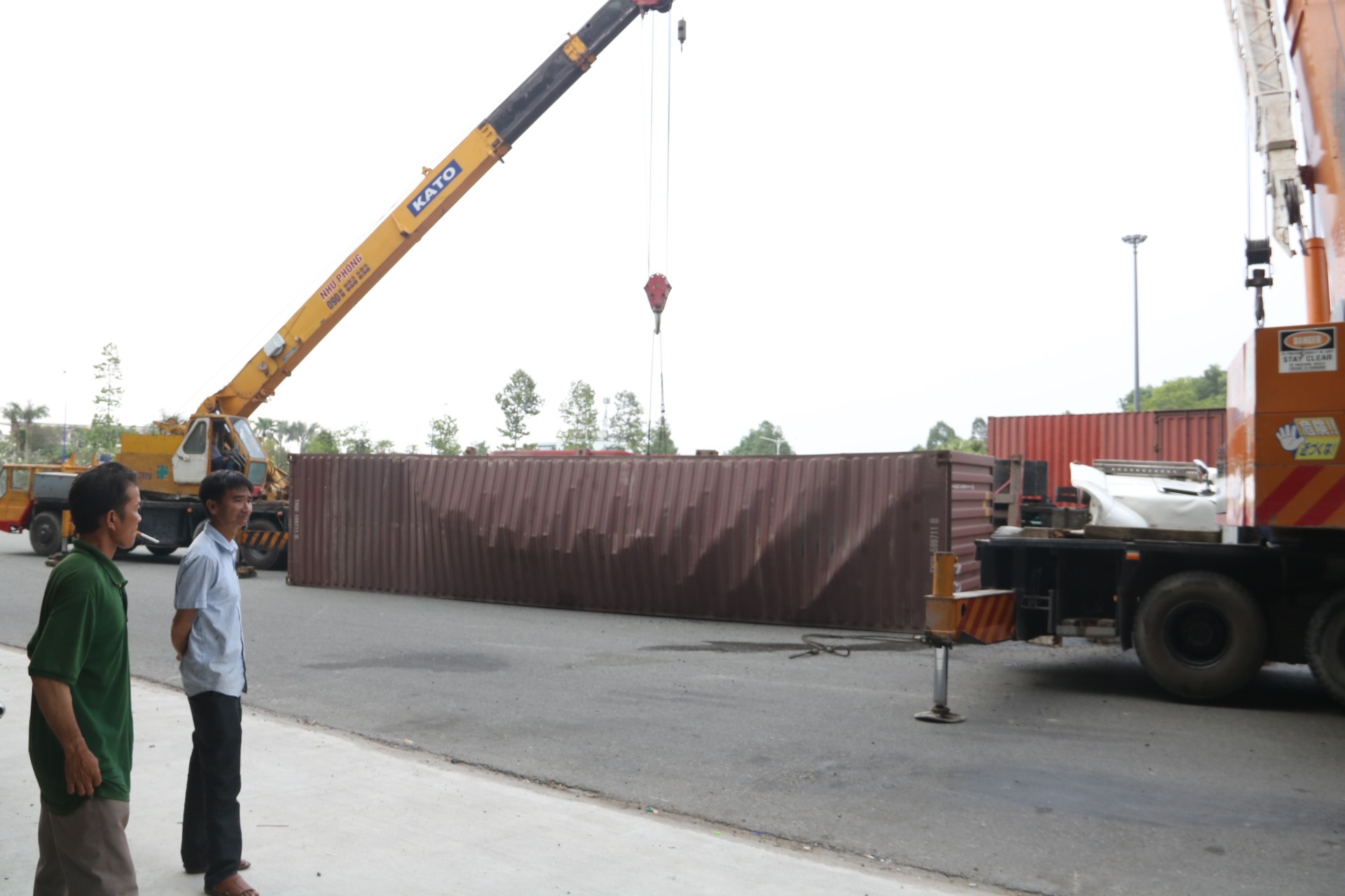 Vụ lật xe container xảy ra khoảng 15h cùng ngày ở vòng xoay trên đường Mỹ Phước Tân Vạn đoạn qua phường Thới Hòa, thị xã Bến Cát, tỉnh Bình Dương.