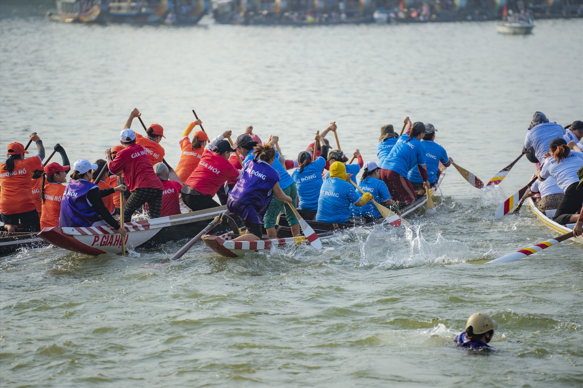 Ở dưới nước, các vận động viên tranh đua “từng mét nước”. Trên bờ, người dân cổ vũ, reo hò cho các đội đua tạo nên không khí tưng bừng cả một vùng sông Hương, sông Đông Ba.