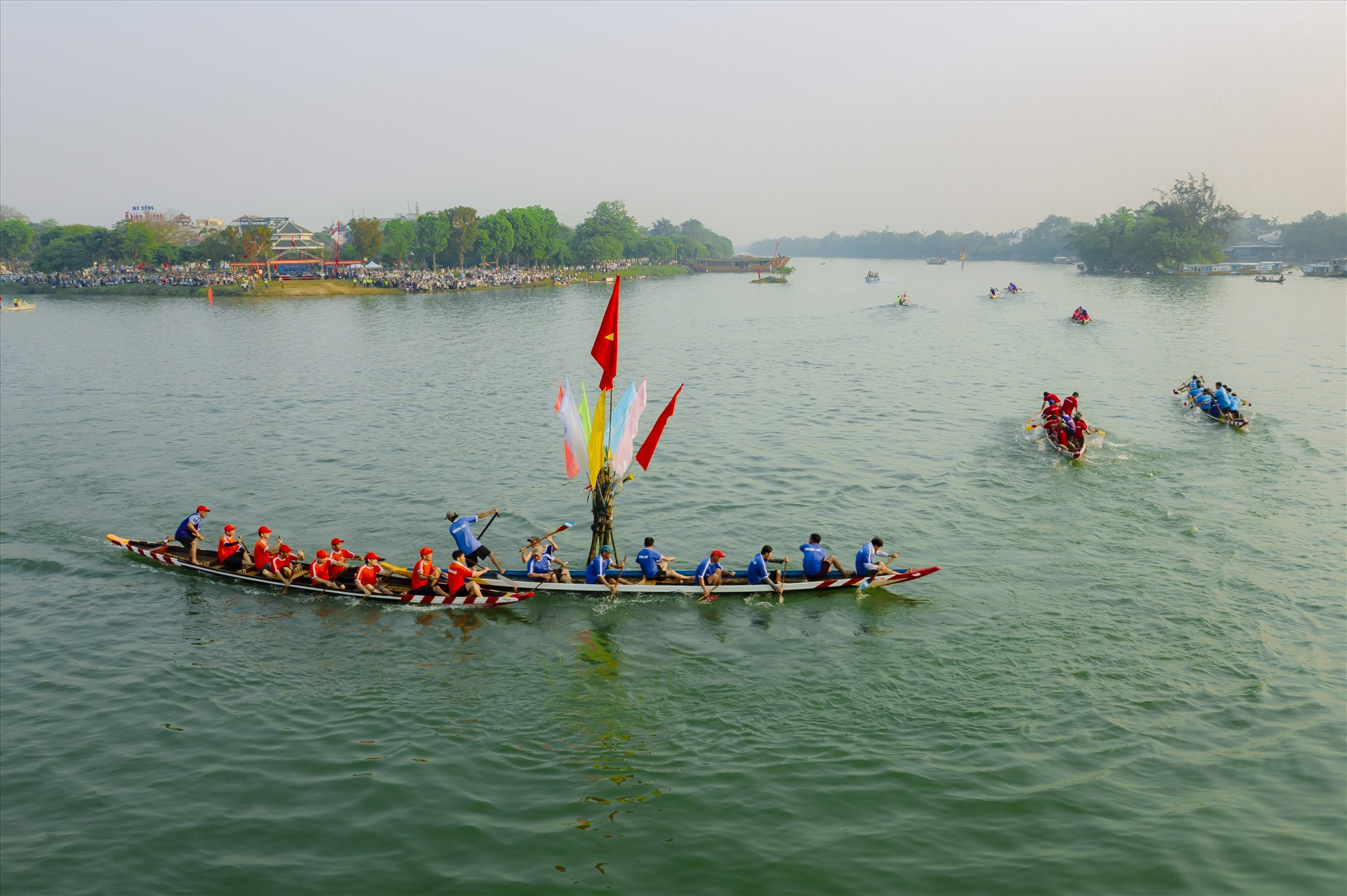 Các đội đua xuất phát từ bàn quan ở công viên Trịnh Công Sơn rồi lộn vè rốn về vè thượng trên sông Đông Ba và về vè hạ trên sông Hương (phía cồn Hến), sau đó lộn vè rốn về đích.