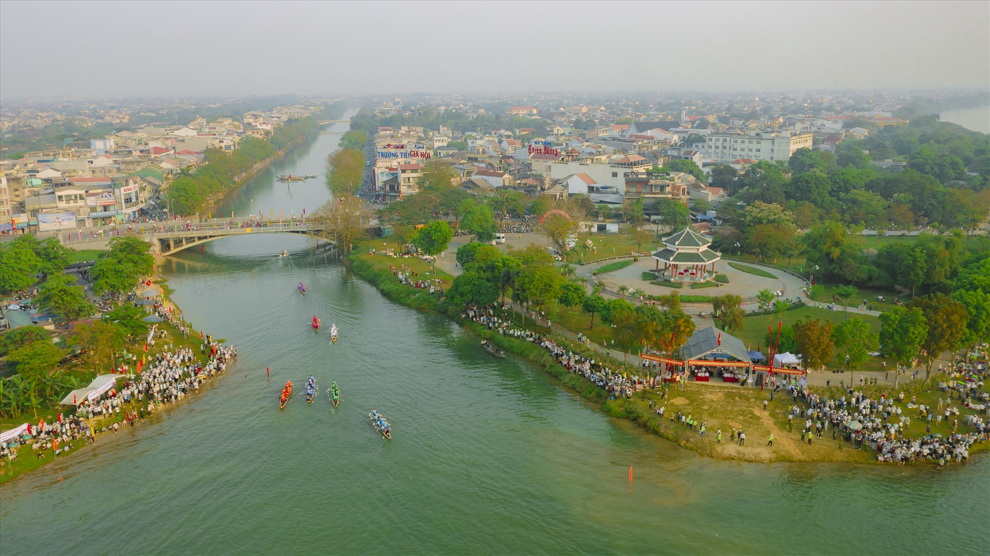 Giải đua ghe truyền thống TP. Huế diễn ra trên sông Hương và sông Đông Ba, tại khu vực công viên Trịnh Công Sơn (phường Gia Hội).