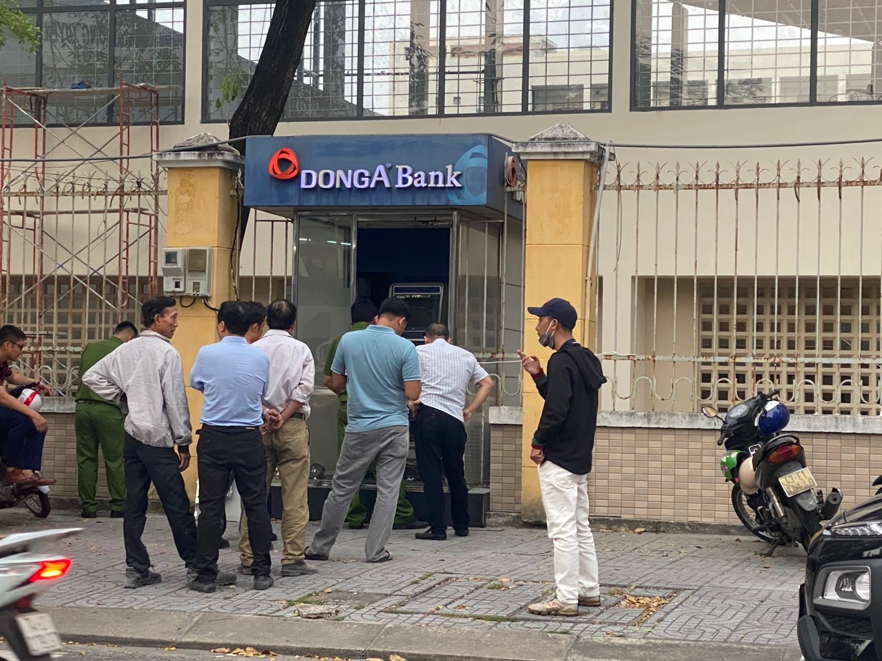Trụ ATM trên đường Lê Duẩn (quận Hải Châu, TP Đà Nẵng) bị đập phá hư hỏng hoàn toàn. Ảnh: Mai Hương