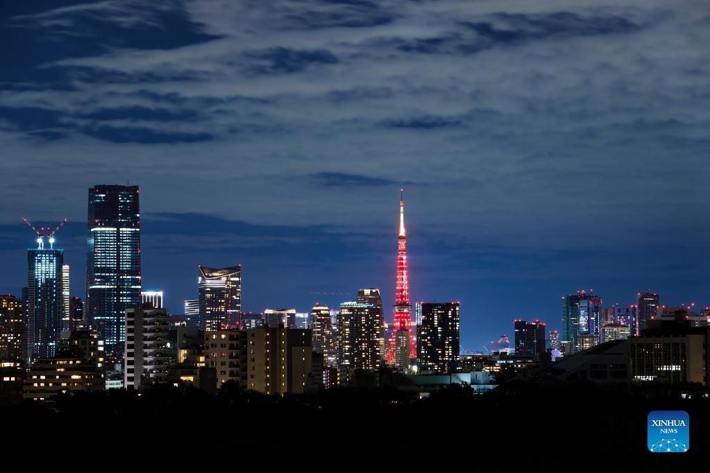 Tháp Tokyo được thắp sáng màu đỏ chào đón Tết Nguyên đán, ngày 21.1.2023. Ảnh: Xinhua