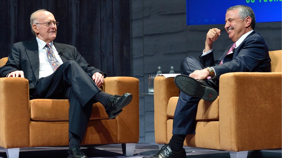 Gordon Moore được phỏng vấn bởi Tom Friedman vào năm 2015 trong trong buổi lễ kỉ niệm 50 năm “Định luật Moore“. Ảnh: Intel