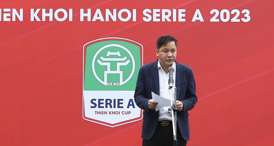 Ông Đỗ Văn Nhật – Tổng Thư kí Liên đoàn bóng đá thành phố Hà Nội - Trưởng ban tổ chức giải phát biểu tại lễ khai mạc. Ảnh: Vietsports