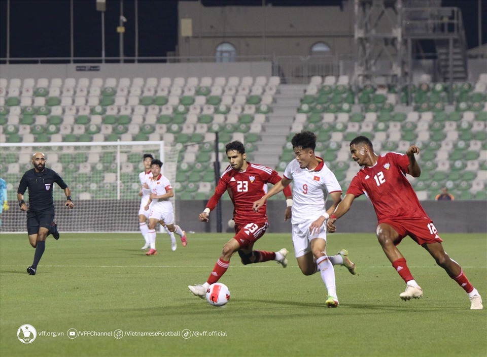 U23 UAE có nhiều cơ hội nguy hiểm trong hiệp đấu đầu tiên. Ảnh: VFF