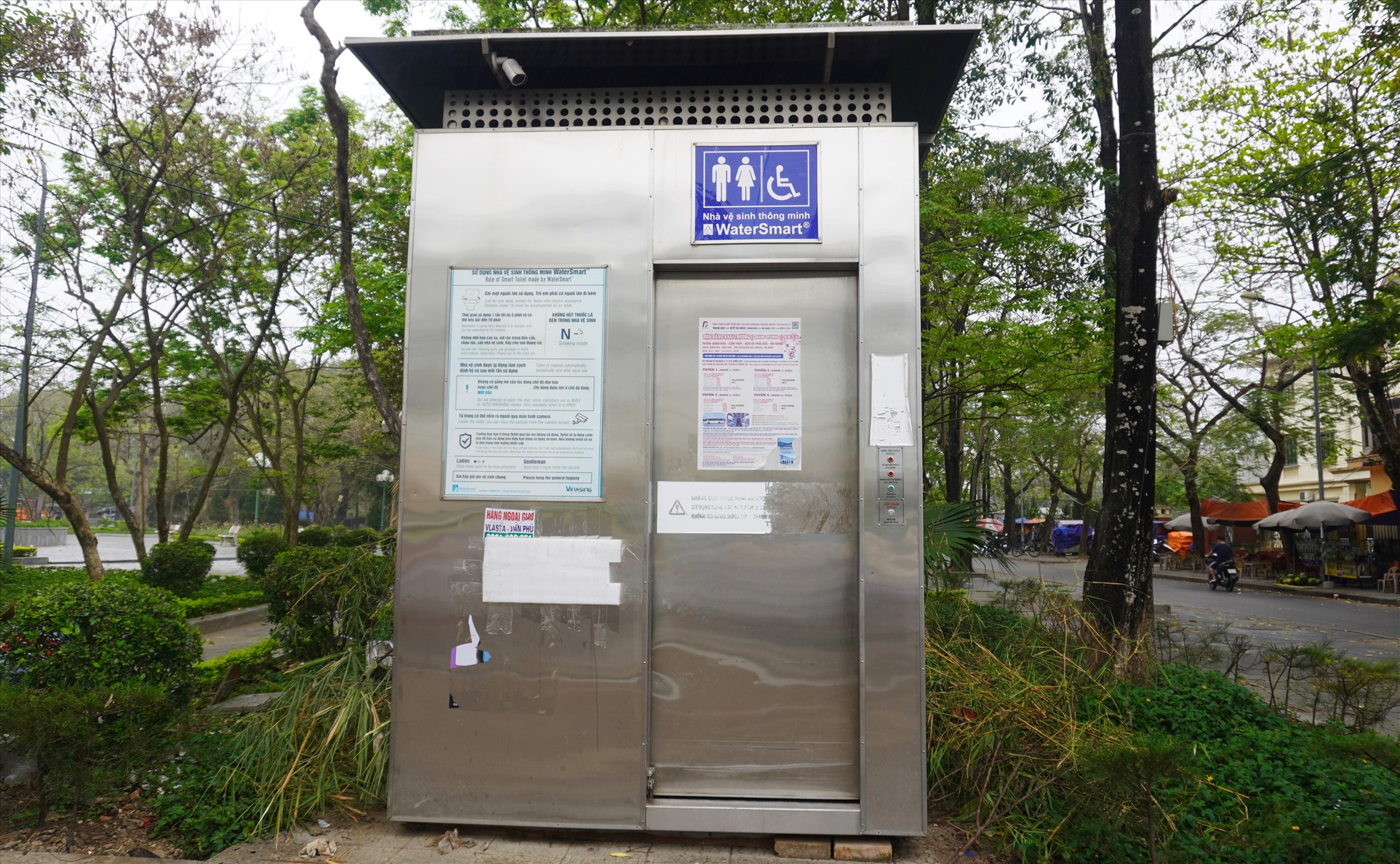 Tại khu vực nhà vệ sinh thông minh ở Công viên cây xanh (trước quảng trường Lam Sơn, phường Điện Biên), được UBND TP. Thanh Hóa đầu tư với các trang thiết bị hiện đại, tuy nhiên, đã đóng cửa. Ảnh: Quách Du