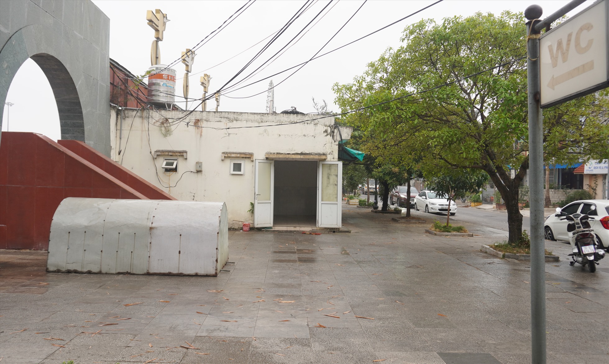 Một khu nhà vệ sinh khác, ngay phía sau sân khấu quảng trường Lam Sơn, tại đây có 2 dãy nhà vệ sinh thì một dãy đã đóng cửa, dãy còn lại mở cửa nhưng sập xệ. Ảnh: Quách Du