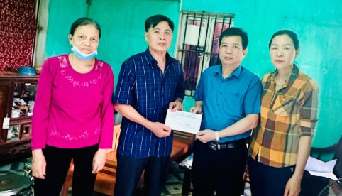 Đại diện LĐLĐ thành phố Bắc Giang trao hỗ trợ cho gia đình chị Hoa. Ảnh LĐLĐ thành phố Bắc Giang.