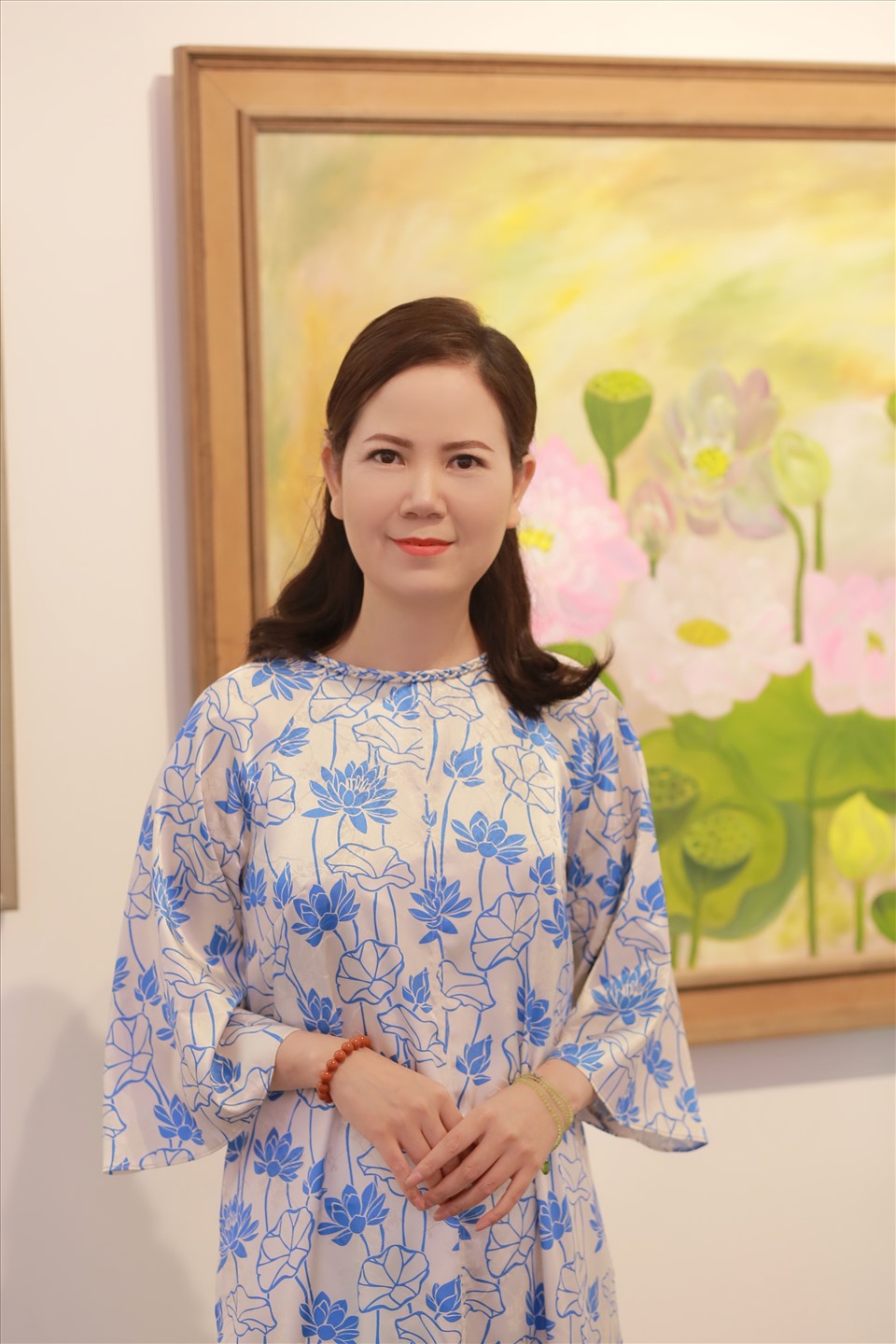 Nữ họa sĩ Kim Đức tìm thấy nhiều cảm hứng khi vẽ hoa sen. Ảnh: Nhân vật cung cấp