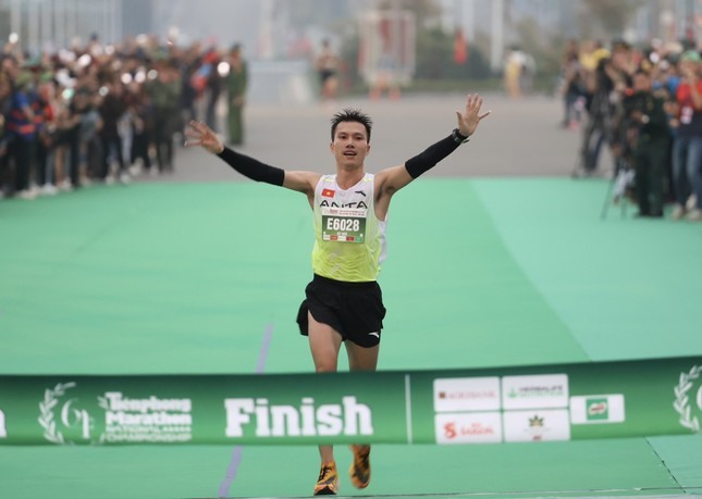 Vận động viên Đỗ Quốc Luật 9 lần vô địch liên tiếp tại Tiền Phong Marathon. Ảnh: Ban tổ chức