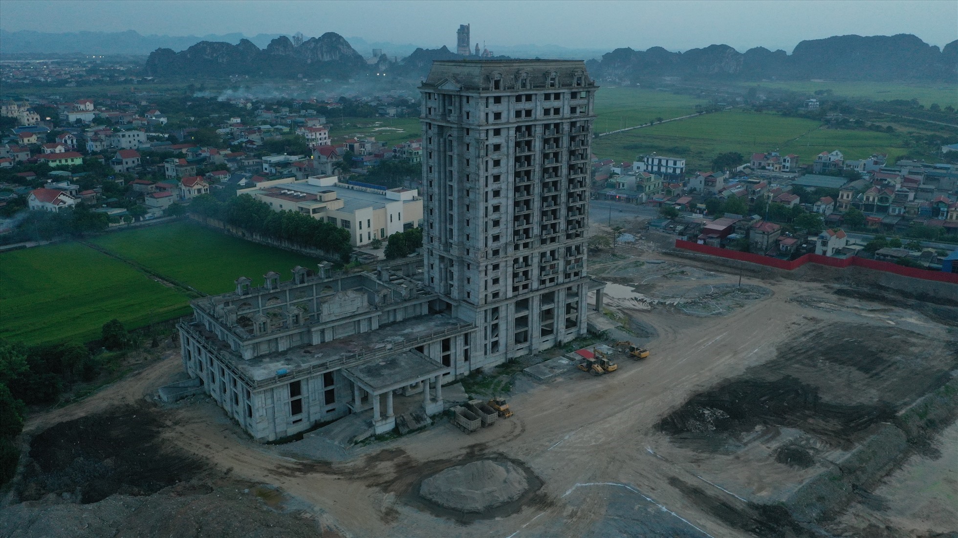 Khách sạn cao cấp 3 sao của Tập đoàn Thành Thắng xây vượt phép 6 tàng và được Sở Xây dựng tỉnh Ninh Bình hợp thức hóa. Ảnh: Diệu Anh